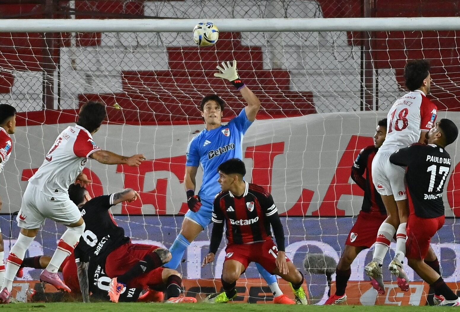 Santiago Beltrán y una reacción a tiempo ante Huracán: con firmeza y seguridad en el arco de River hizo olvidar la ausencia de Armani