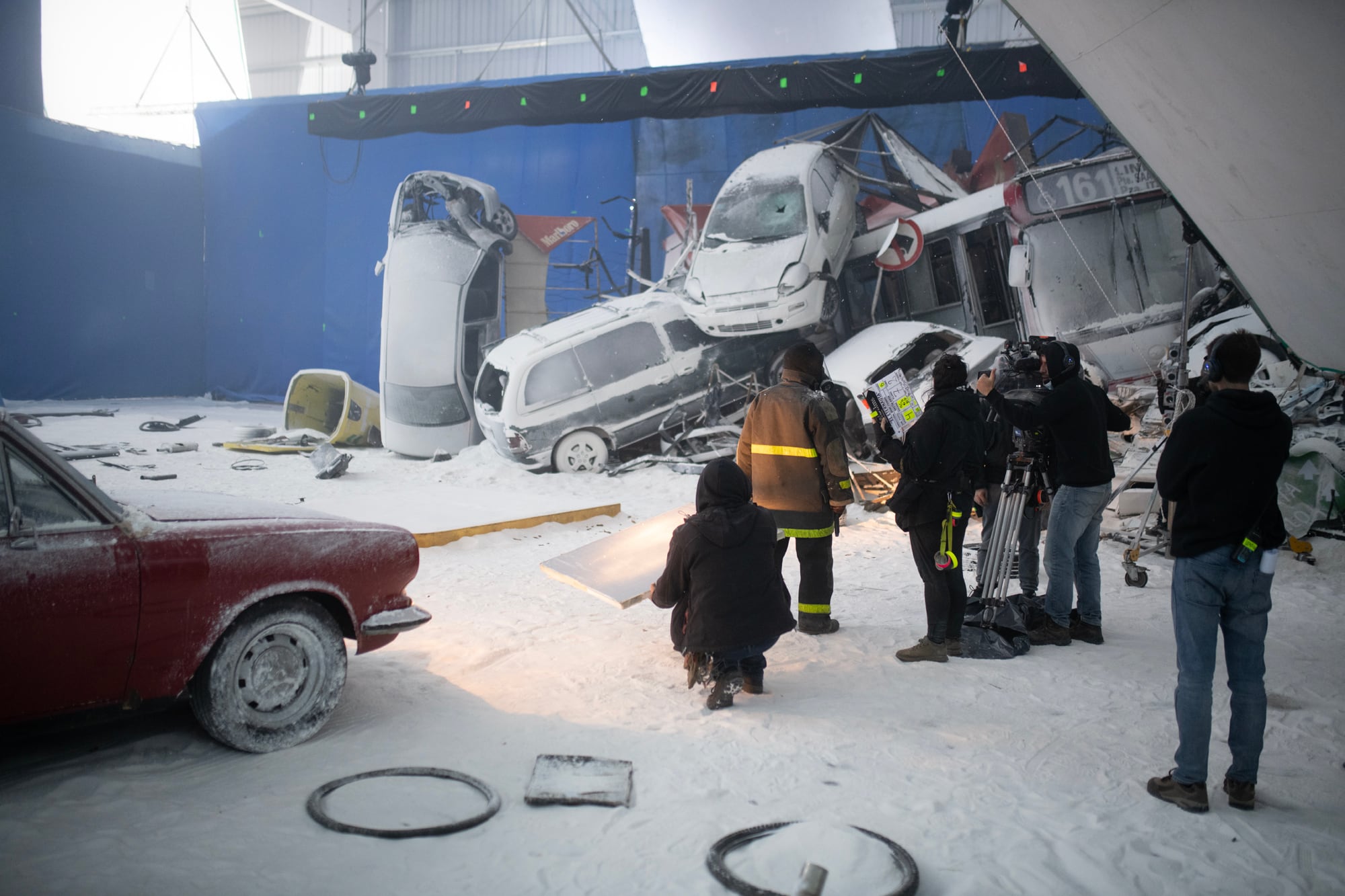 El detrás de escena de El Eternauta, que combina decorados generados por computadora y proyectados en telones de fondo con nieve falsa, tomas en estudio y en las calles de Vicente López