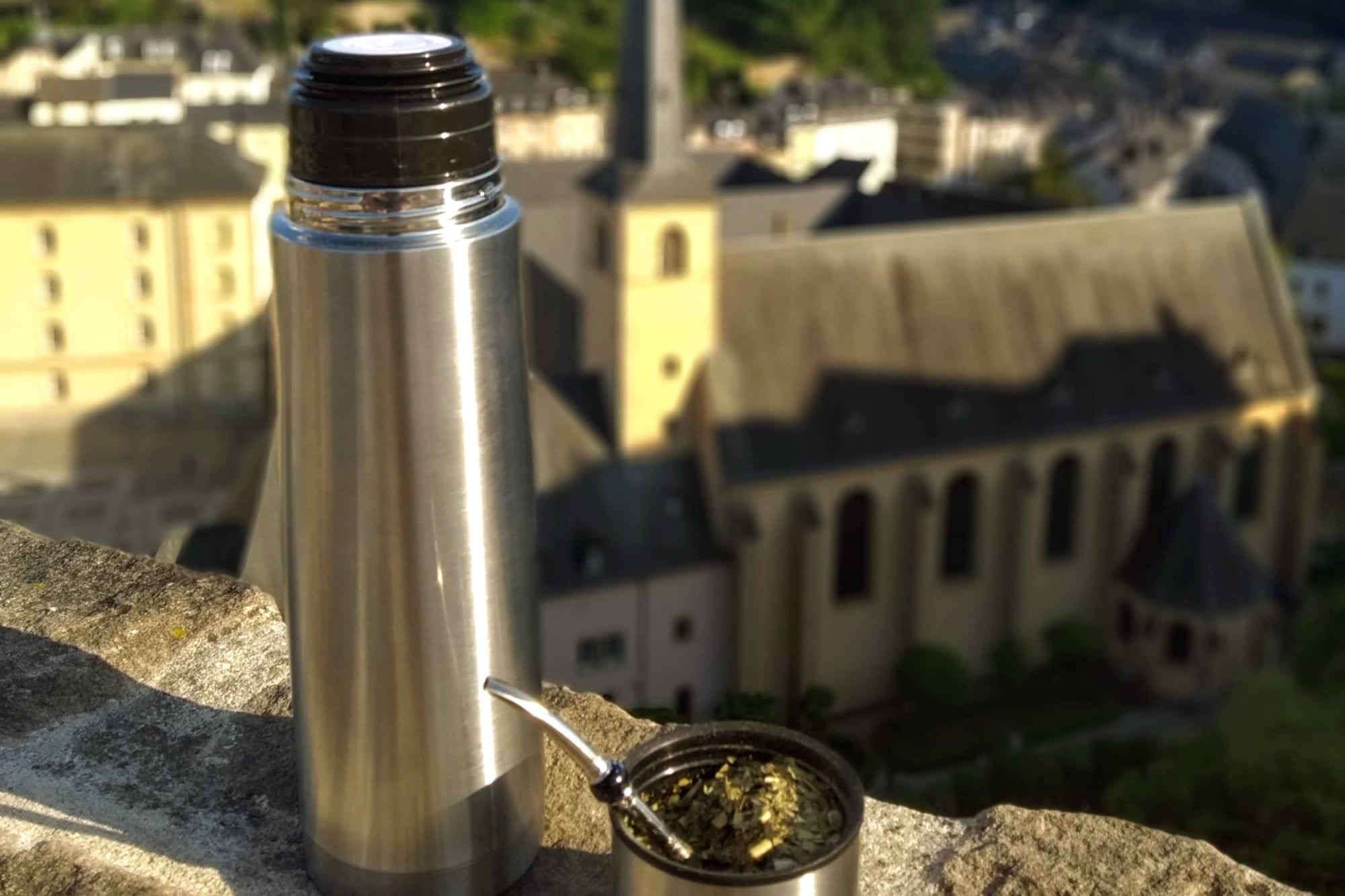 “Mientras la gente pasaba hablando en francés, alemán o luxemburgués, preparar un mate no era una costumbre folklórica; era un acto de resistencia íntima. Era recordarme de dónde venía”, dice.