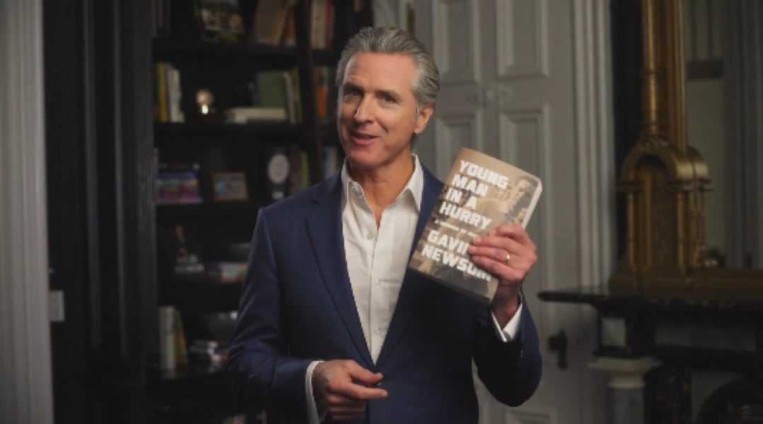 El gobernador anunció su autobiografía en diciembre de 2025