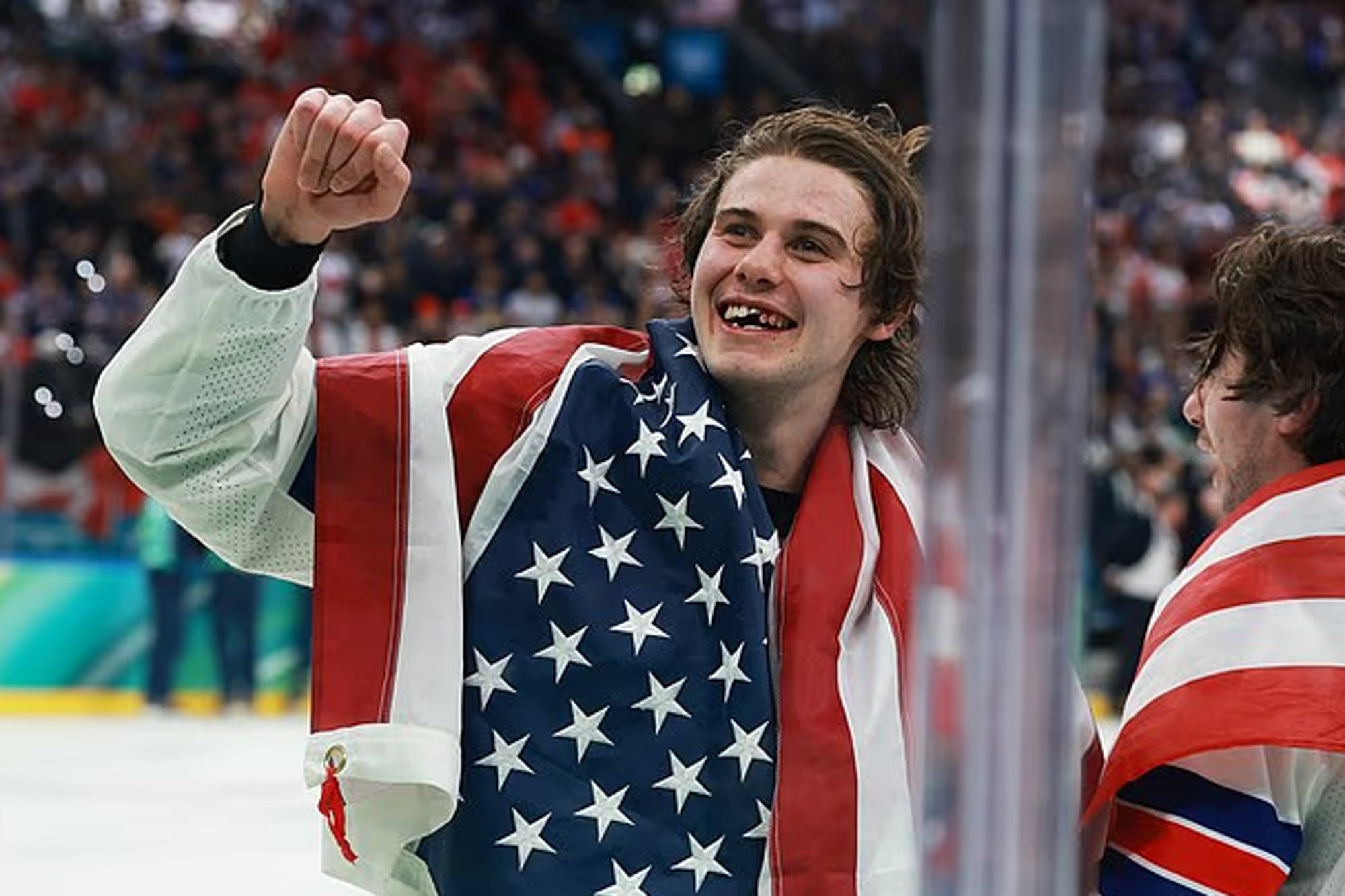 Perdió un diente, pero ganó el oro olímpico: Jack Hughes fue el héroe de Estados Unidos en hockey sobre hielo