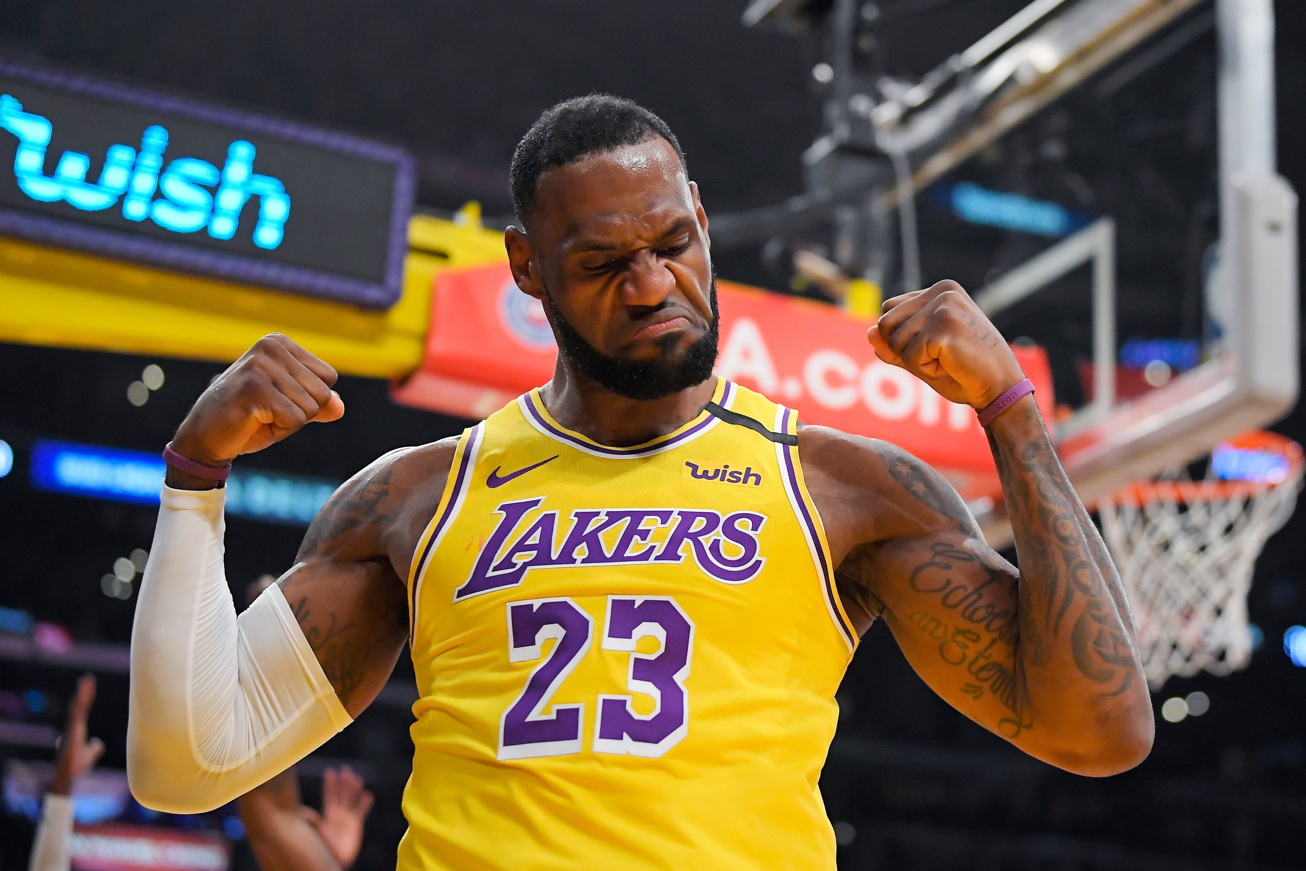 LeBron James acumula más de 600 millones de dólares en salarios de la NBA. (AP Foto/Mark J. Terrill, Archivo)
