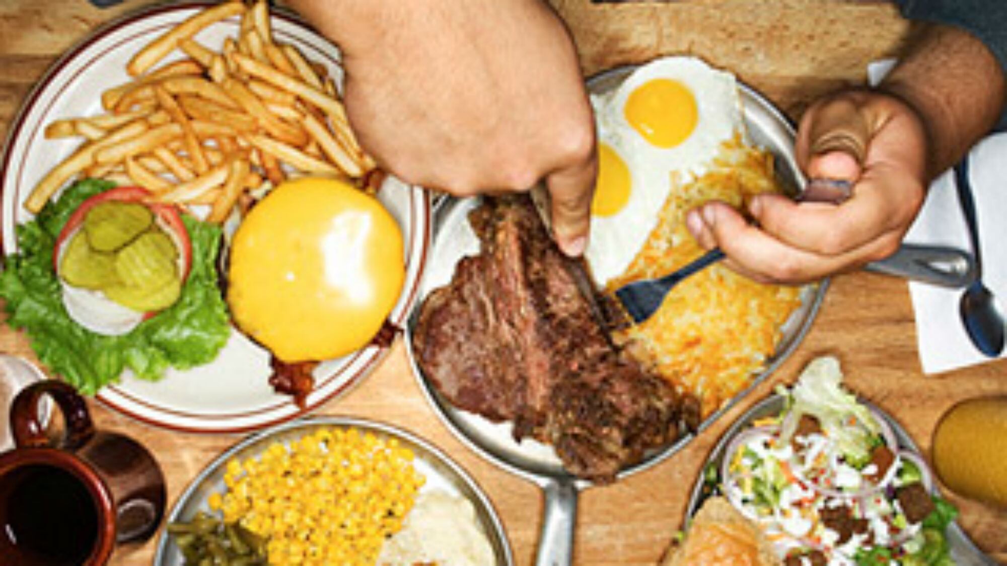 El consumo elevado y habitual de productos ricos en azúcar, grasa y sal está entre los principales factores de riesgo de sobrepeso y obesidad