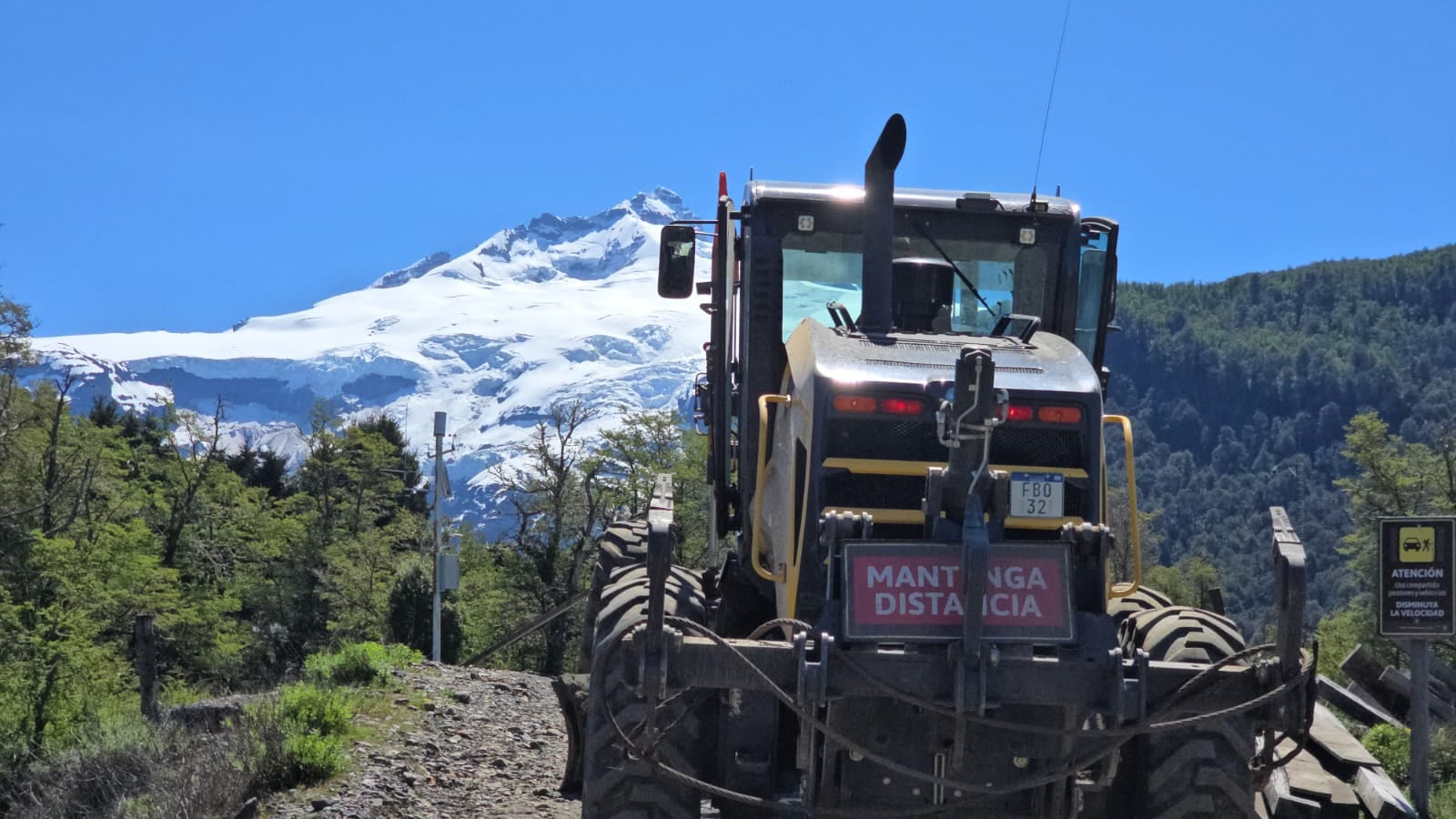 Las obras en Pampa Linda, con el Tronador de fondo; es un lugar de paso obligado para llegar al cerro