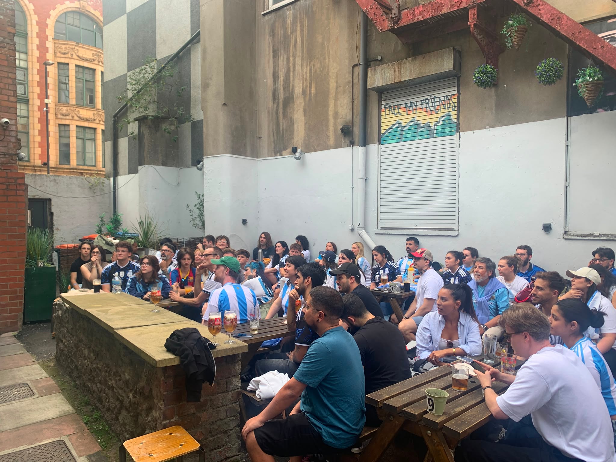 Mené Bahillo de Westen, oriunda de San Isidro y radicada en Manchester, junto a un grupo de amigos en un pub inglés, donde sigue la previa de la semifinal entre la Argentina e Inglaterra