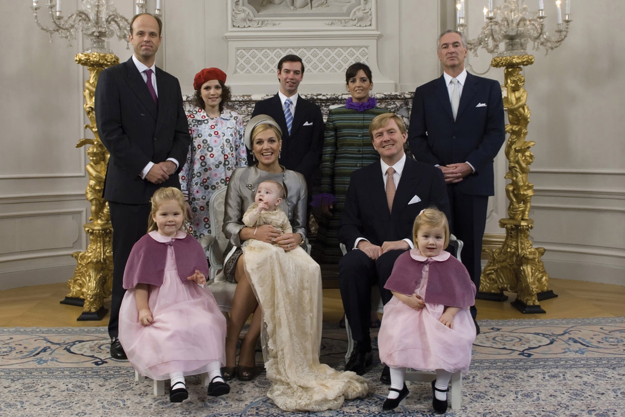 El retrato oficial de la Casa Real el día del bautismo
de la princesa Ariane en la iglesia Kloosterkerk de La Haya, el
20 de octubre de 2007. Máxima y Guillermo Alejandro posan
con sus hijas, Amalia, Alexia, Ariane, y los padrinos de Ariane:
Tijo Baron Collot d’Escury, Inés Zorreguieta, el Gran Duque
Guillaume de Luxemburgo, Valeria Delger y Antoine Friling