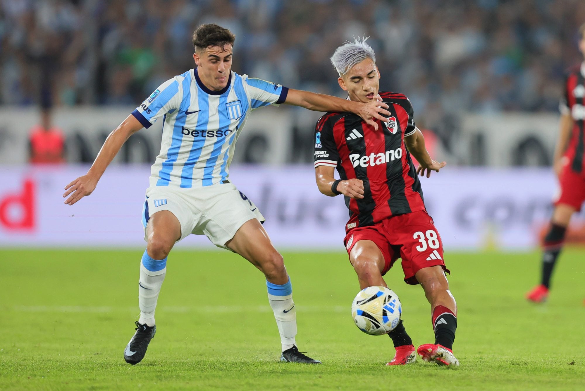 Subiabre, de River, traslada la pelota ante la marca de Cannavo, de Racing