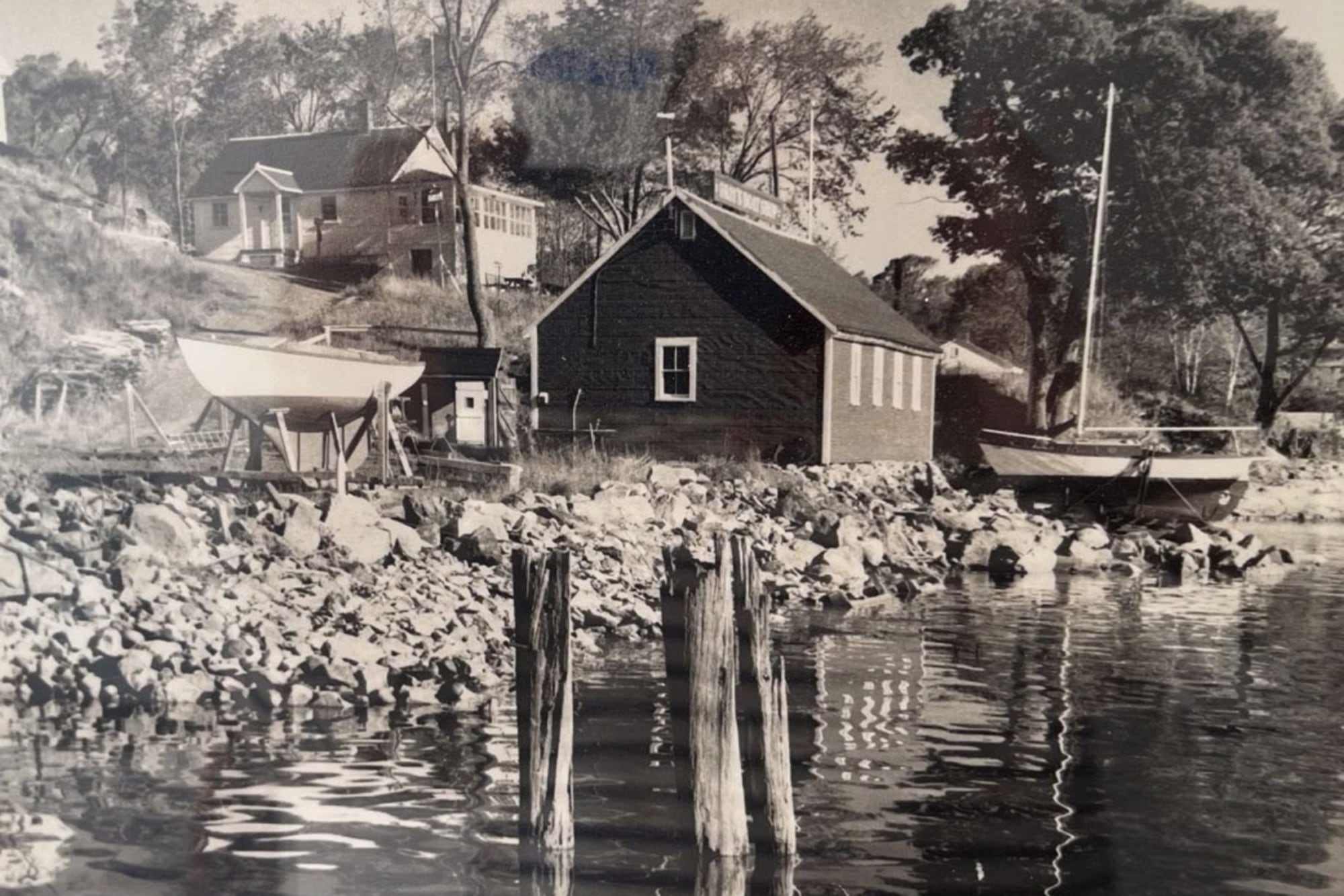 Una pareja compró por US$58.500, un terreno de más de 4000 m2 con un taller de barcos