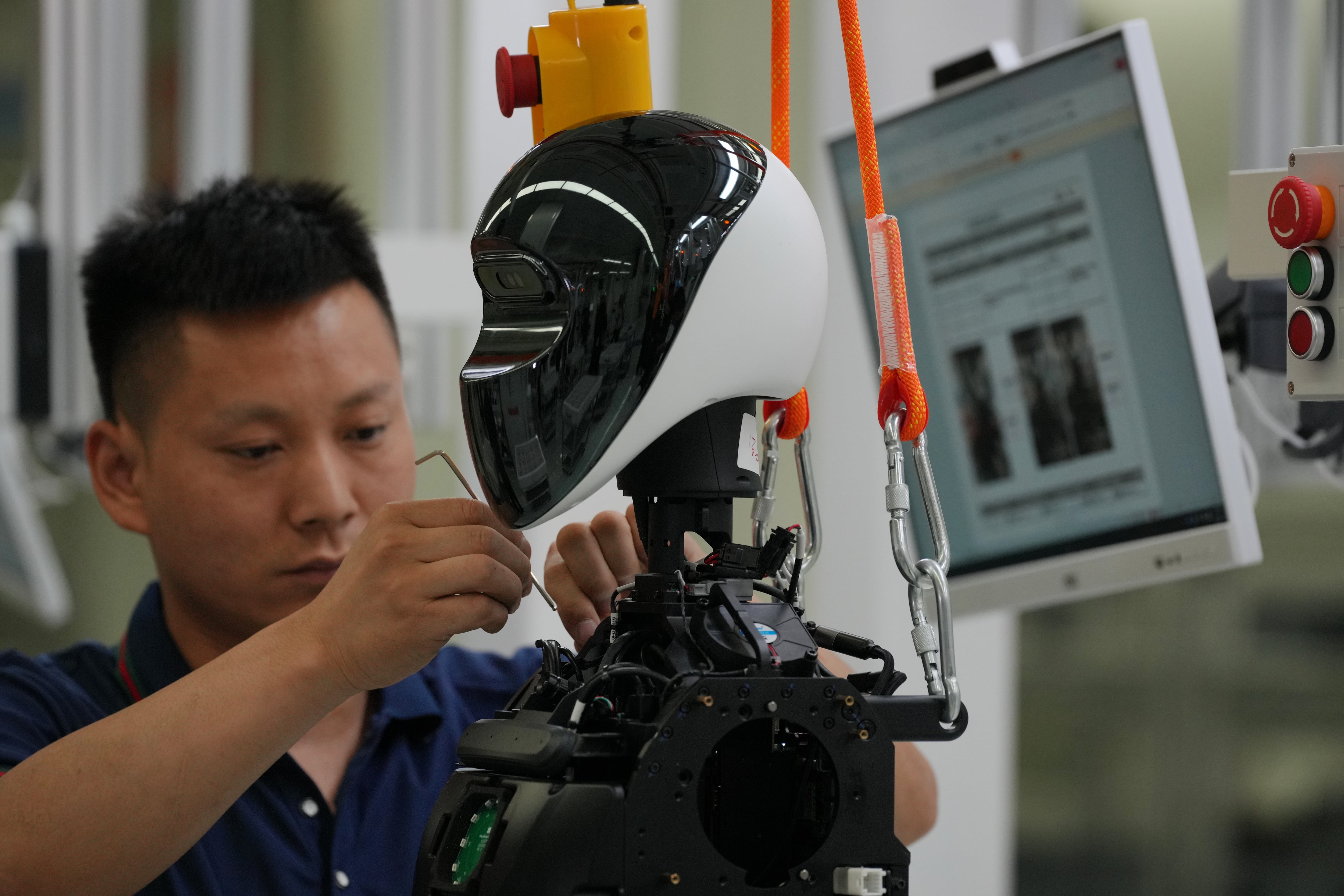 Trabajadores ensamblan un robot en la Súper Fábrica para la Inteligencia Artificial de LY iTech, a las afueras de Beijing