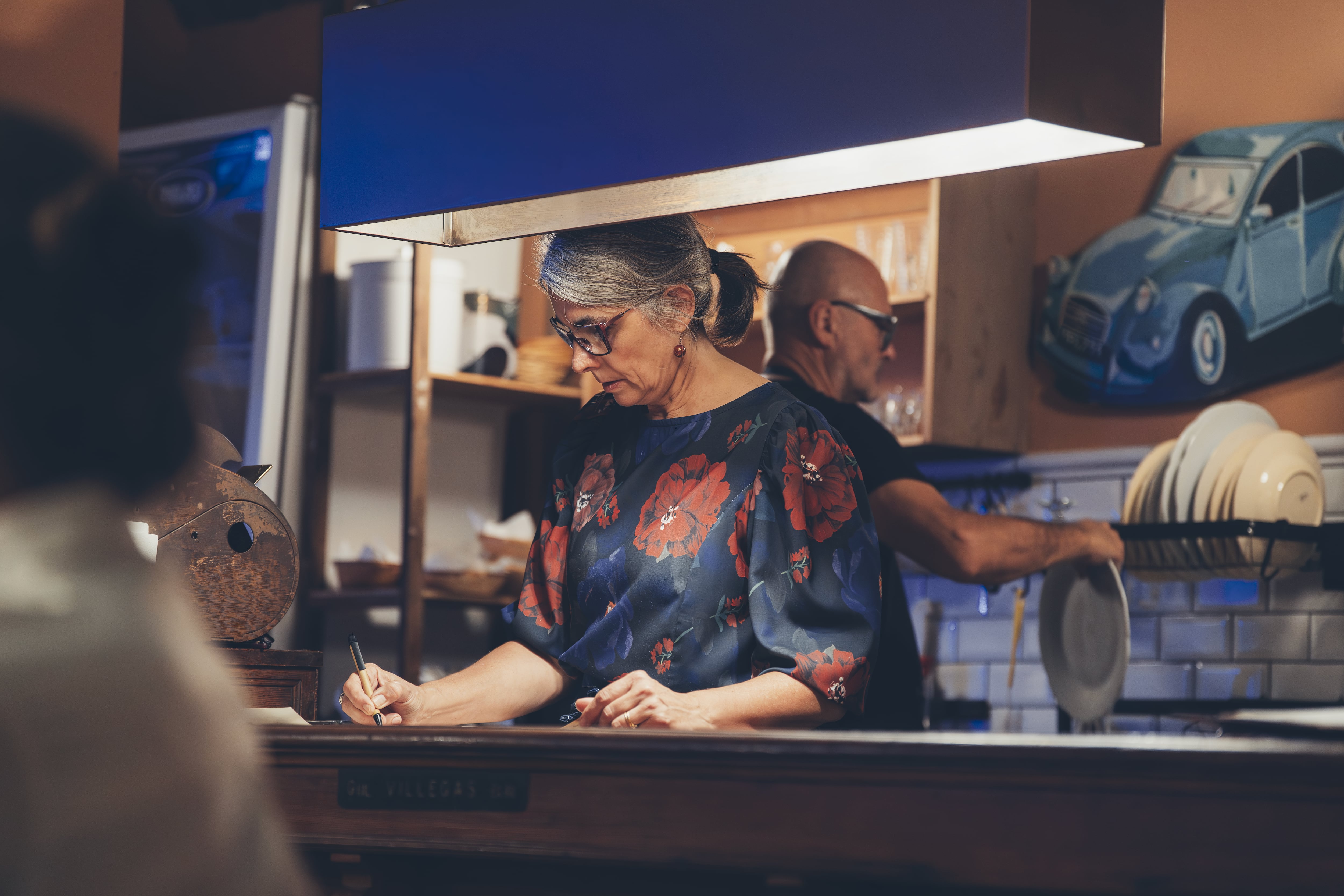 Gianna atiende las mesas, Leo cocina: el equilibrio de cada noche abiertos al público