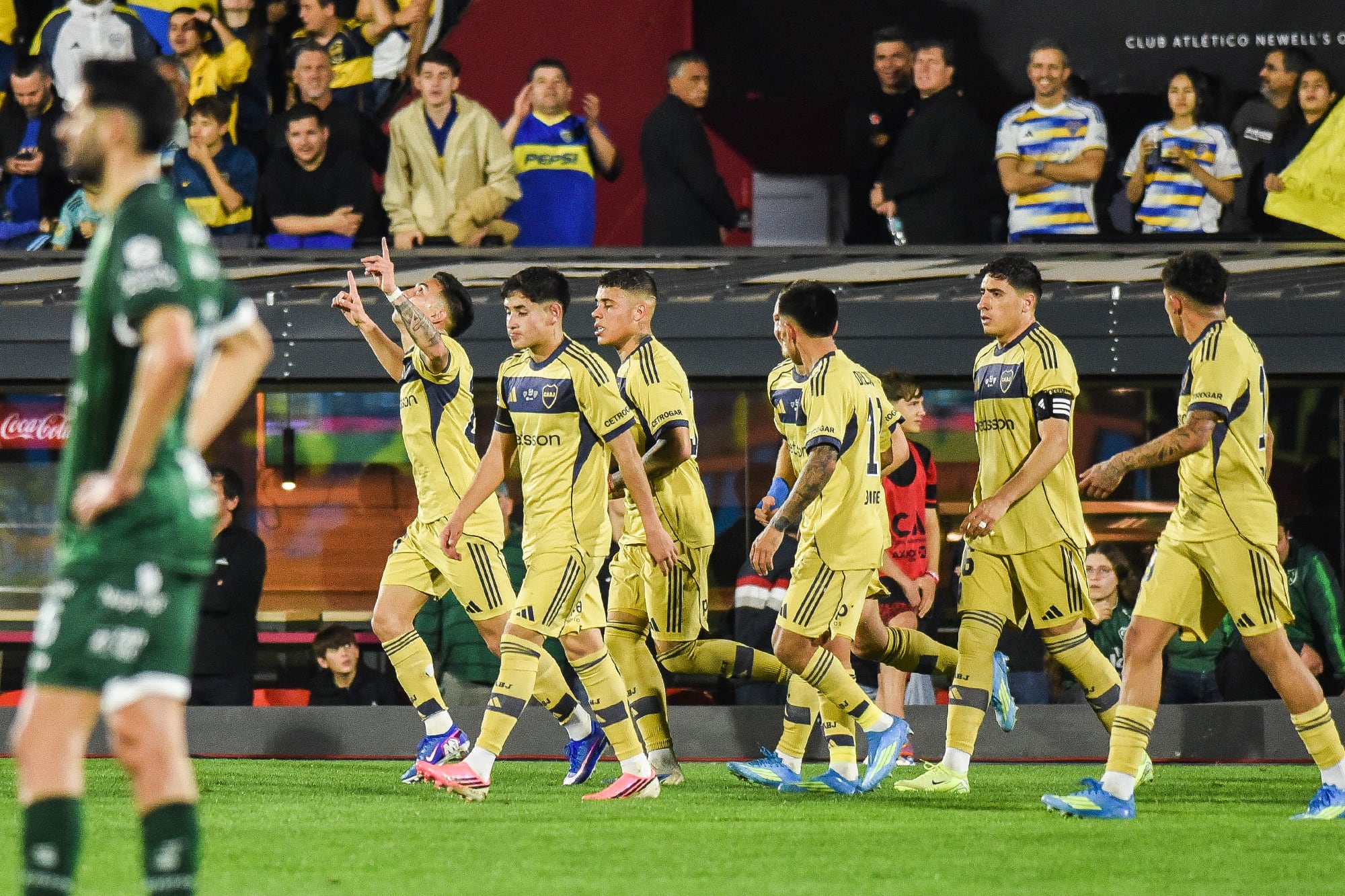 Con los dedos índices señalando el cielo, Alan Velasco celebra su gol a Sarmiento, de Junín; Boca dejó buenas sensaciones en el primer partido oficial del segundo semestre