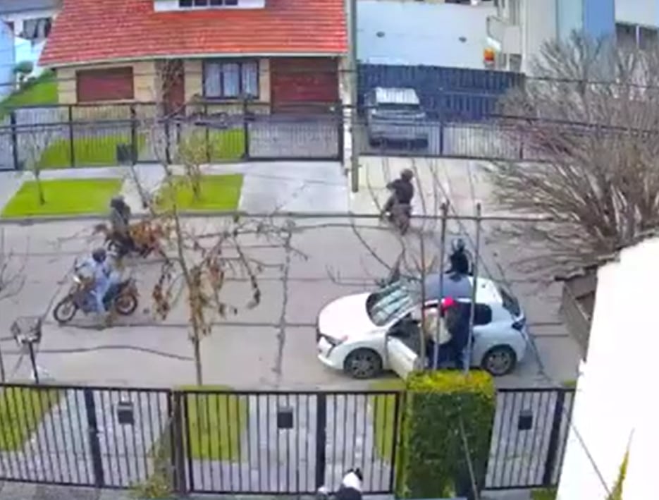 Un grupo de motochorros golpeó a una mujer para robarle un auto, se enfrentó con vecinos y huyó: hay dos detenidos