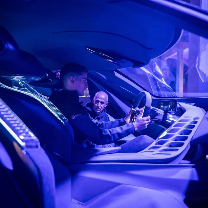 El mediocampista español Gavi probando uno de los nuevos modelos de Cupra