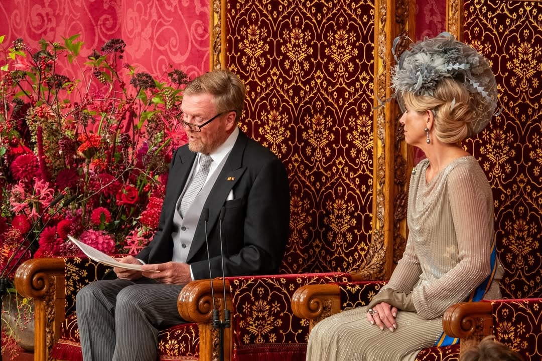Los reyes de los Países Bajos en el trono del Teatro Real durante el tradicional discurso del Día del Príncipe (Foto: Instagram @koninklijkhuis)