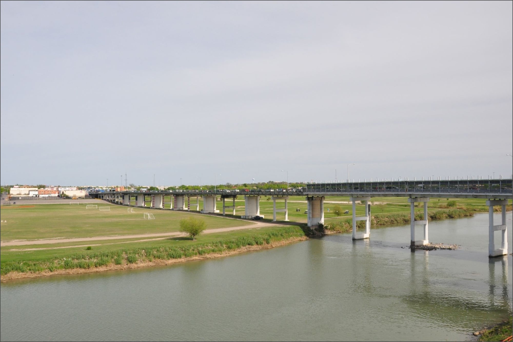 El proyecto agregará un nuevo tramo de seis carriles con el objetivo de optimizar el flujo de tráfico en el puente internacional Camino Real de Eagle Pass