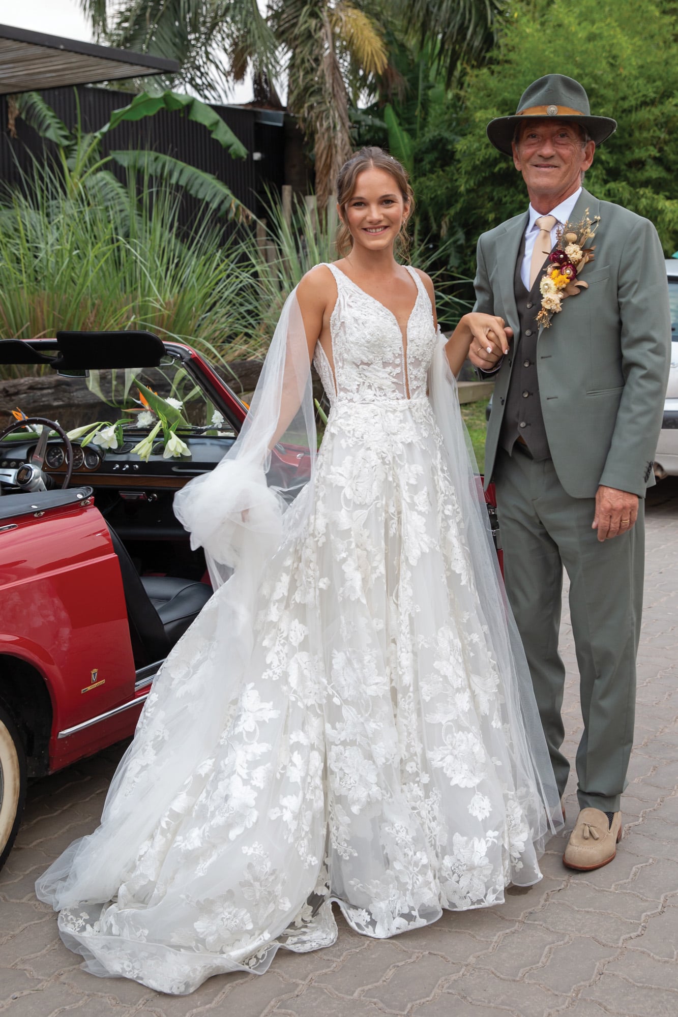 La novia lució un vestido romántico con hojas bordadas en relieve y cola de Claudia Arce. Su padre, Willy, complementó su traje con chaleco, sombrero de fieltro y mocasines de gamuza.