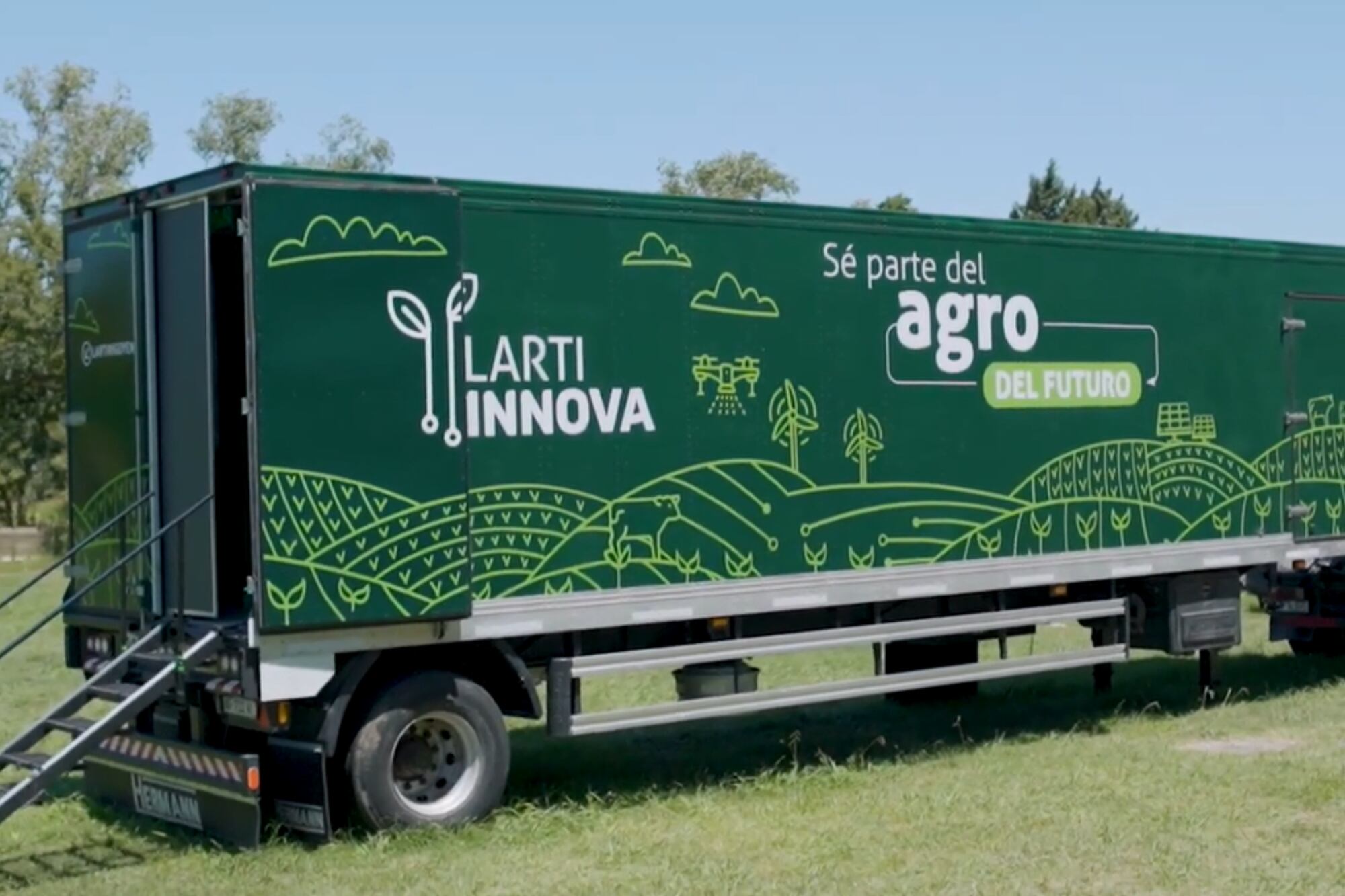 El camión está equipado con pantallas, sonido envolvente y juegos interactivos que convierten la visita en una experiencia inmersiva