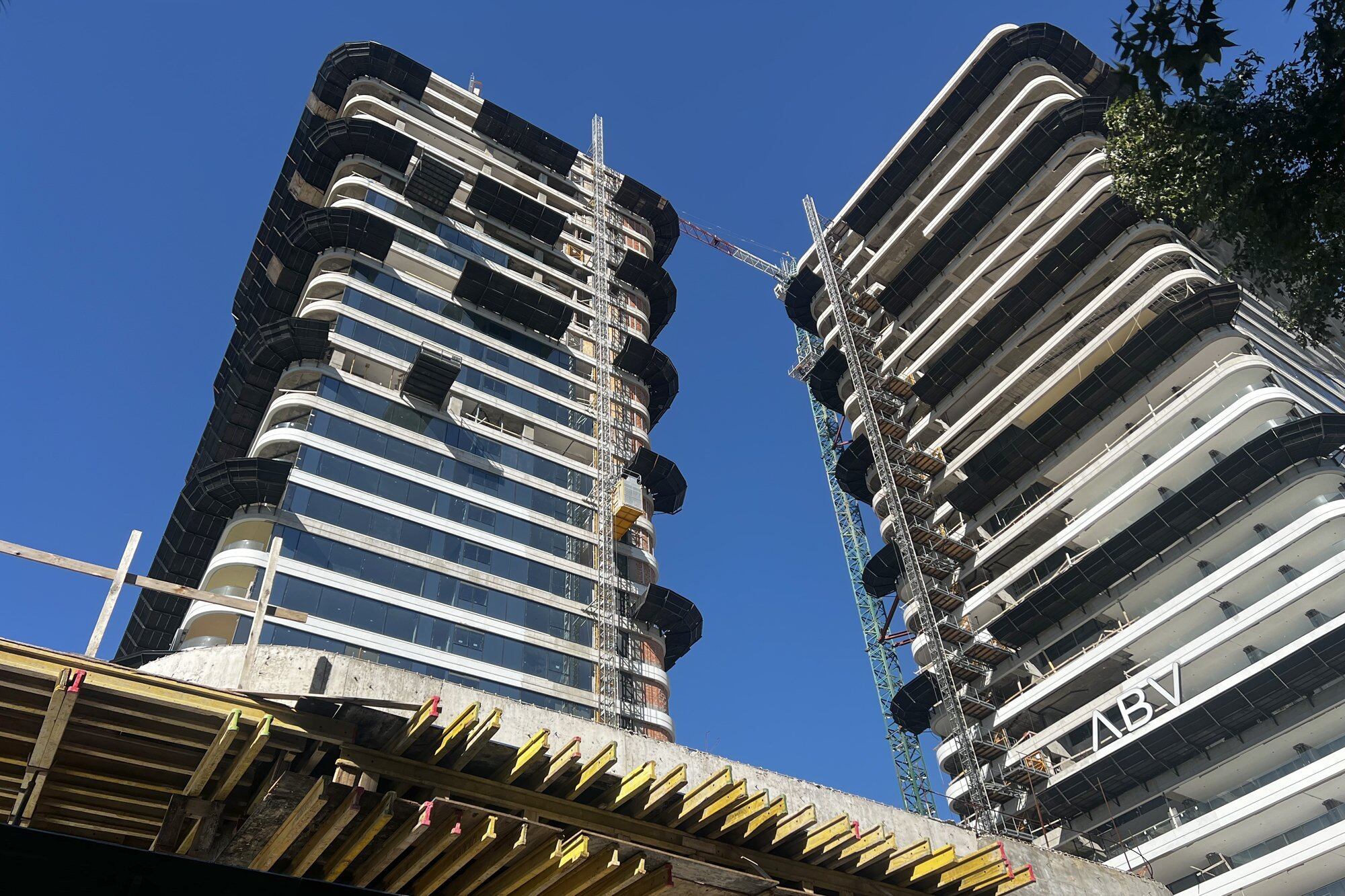 La construcción no logra consolidar un repunte: cayó el despacho de cemento en abril