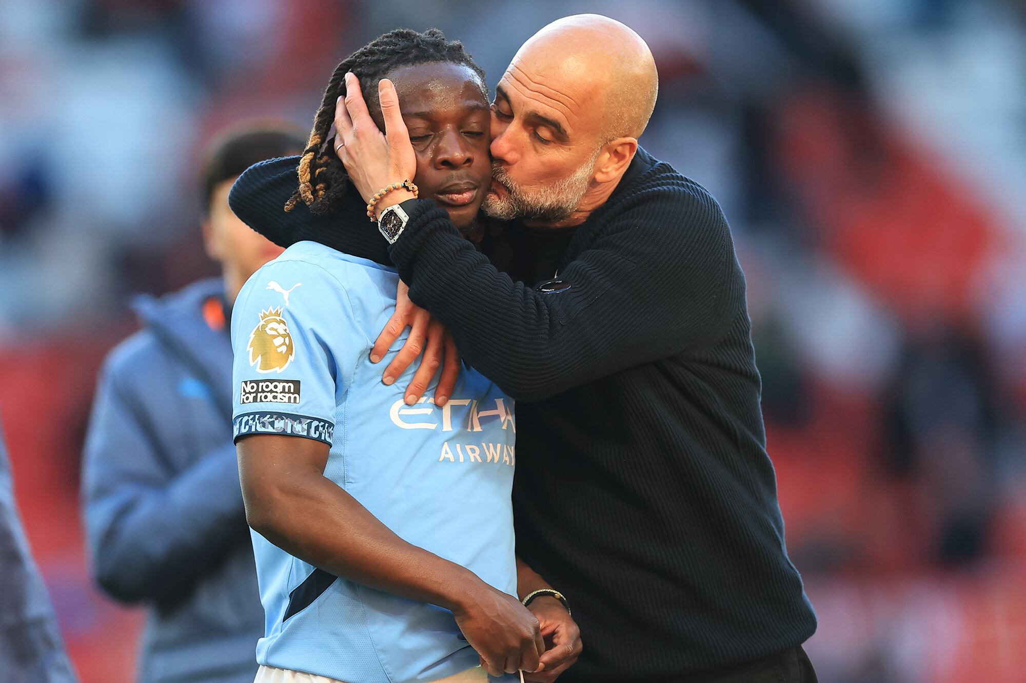Puro afecto: Pep Guardiola saluda a Jeremy Doku, su última debilidad