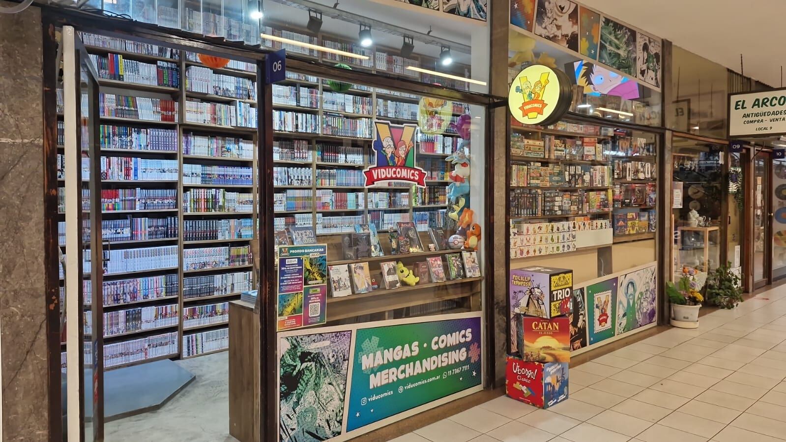 Los locales de historietas se reinventan con la cultura japonesa para sobrellevar la recesión 6 La vidriera de Viducomics, dentro de una galería sobre la avenida Santa Fe