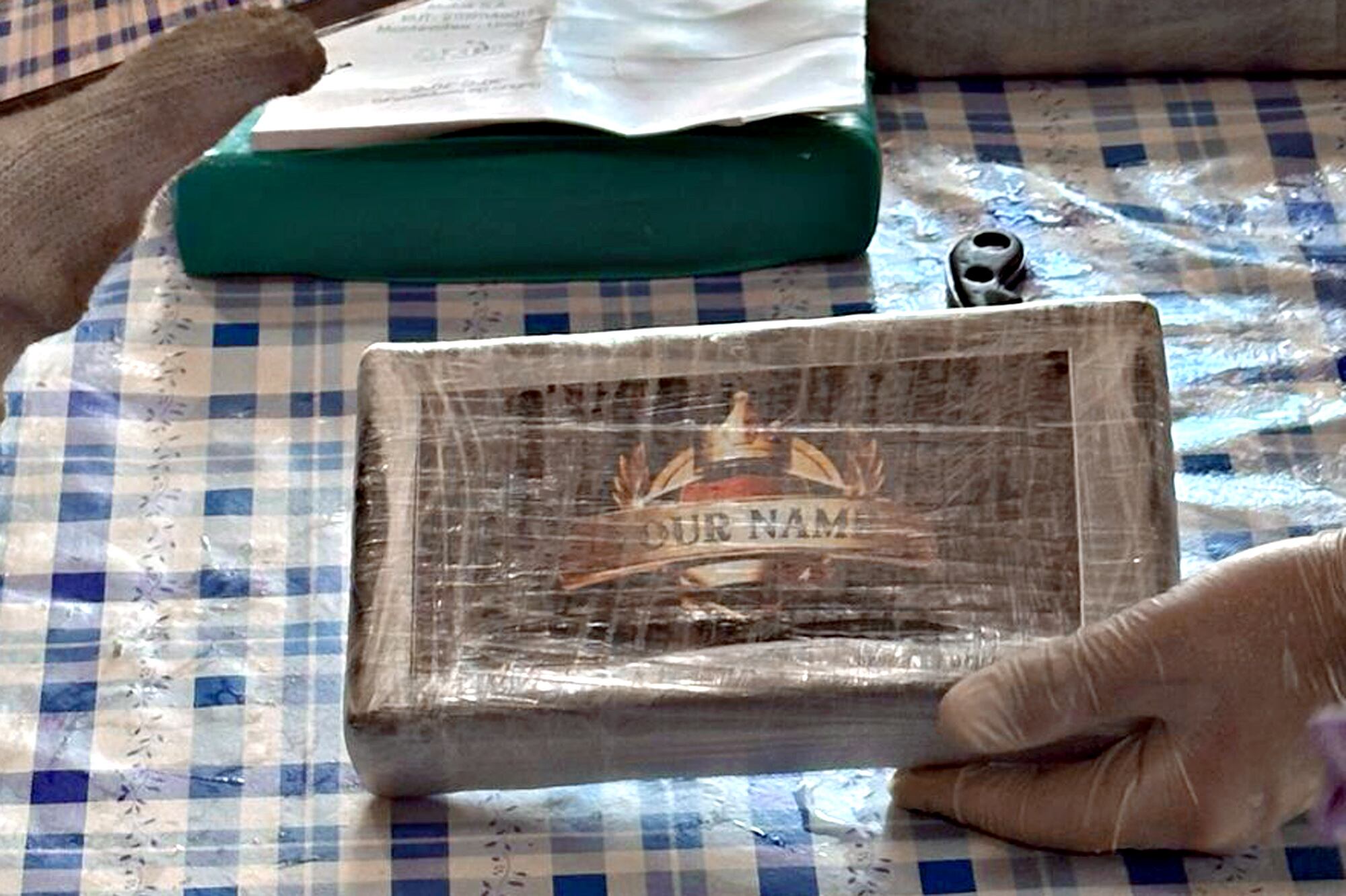 Uno de los panes de cocaína secuestrados