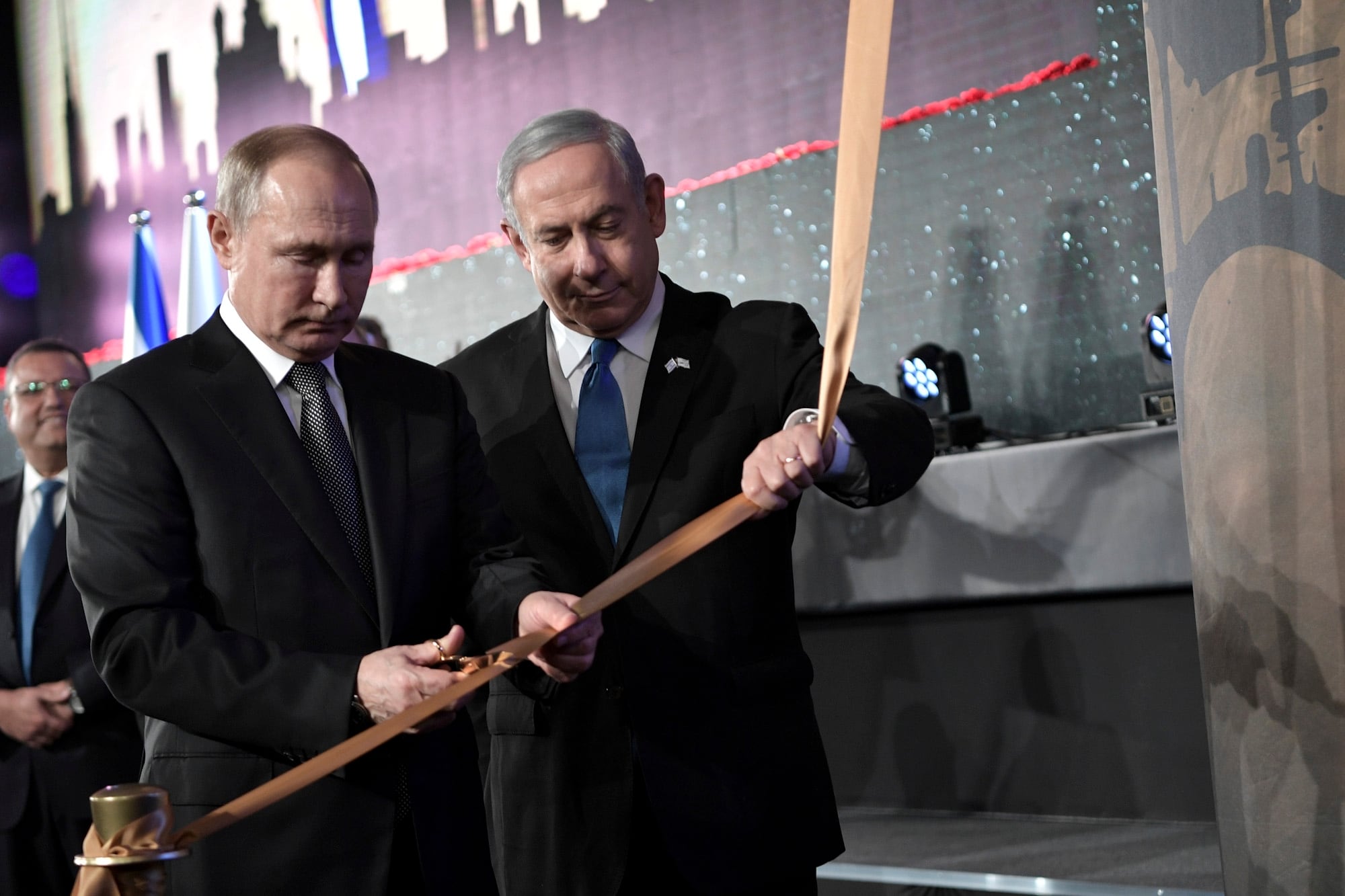 El presidente ruso, Vladimir Putin, y el primer ministro israelí, Benjamin Netanyahu, asisten a una ceremonia para inaugurar un monumento conmemorativo de los ciudadanos y defensores de Leningrado bajo asedio durante la Segunda Guerra Mundial en Jerusalén, Israel