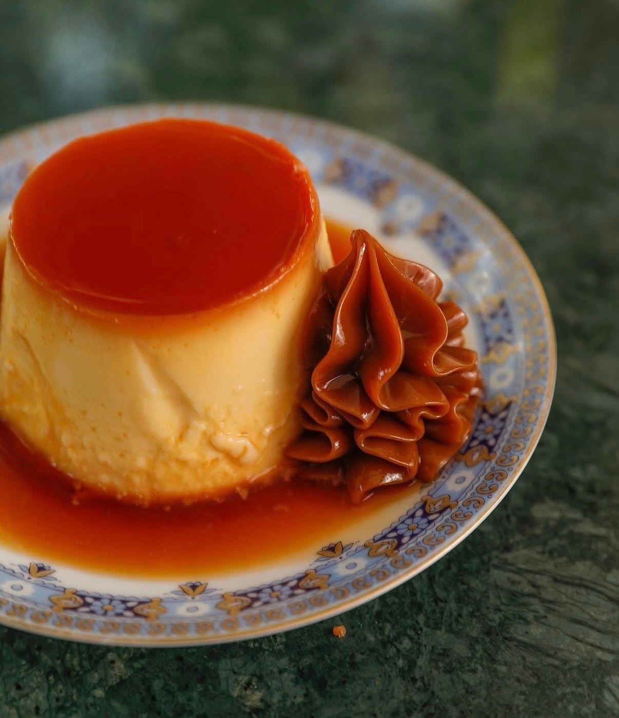 El flan hoy tiene variaciones pero está basada en la antigua receta de la abuela