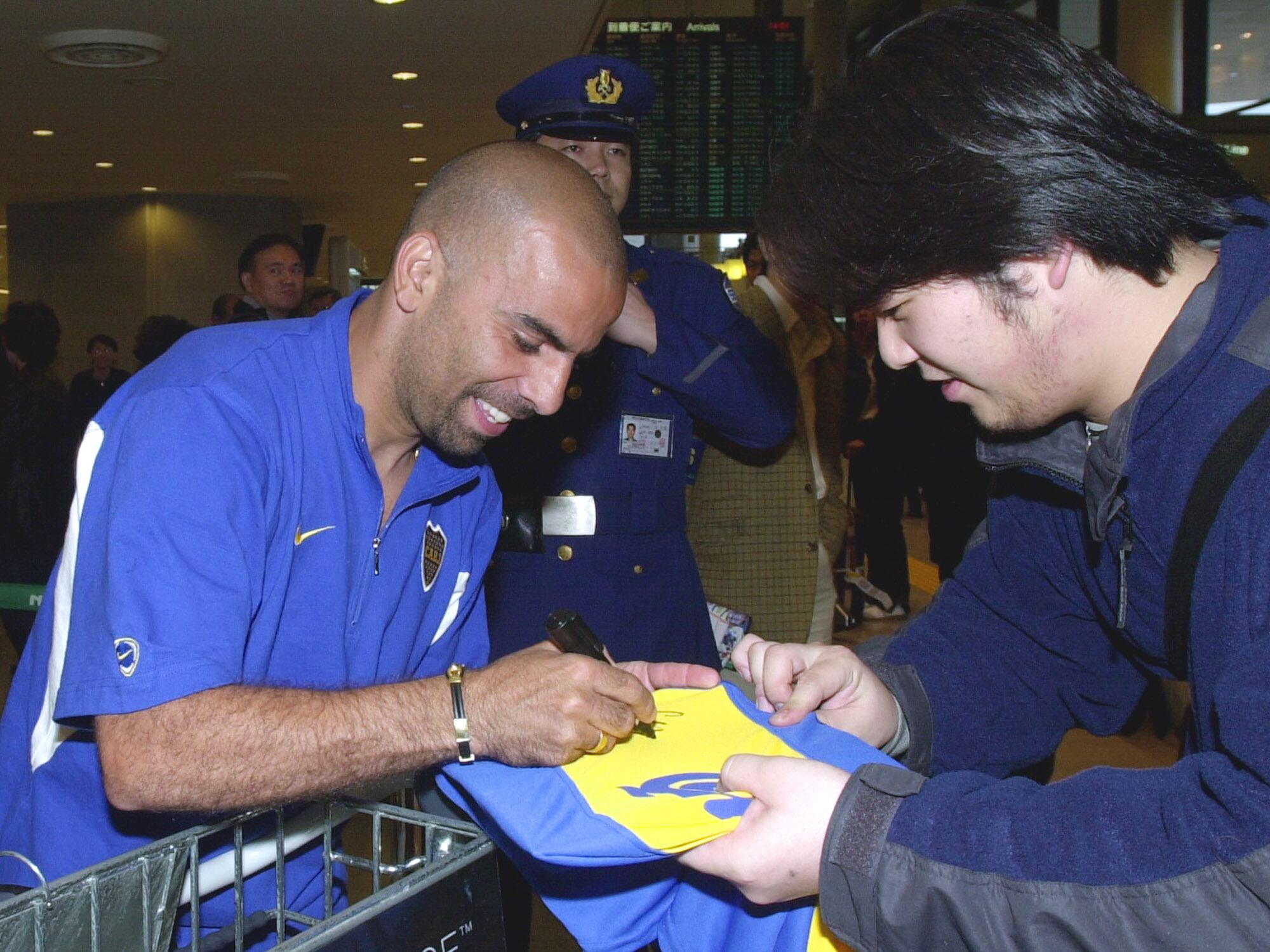 Mauricio Alberto Serna también firmó autógrafos en la llegada a Tokio
