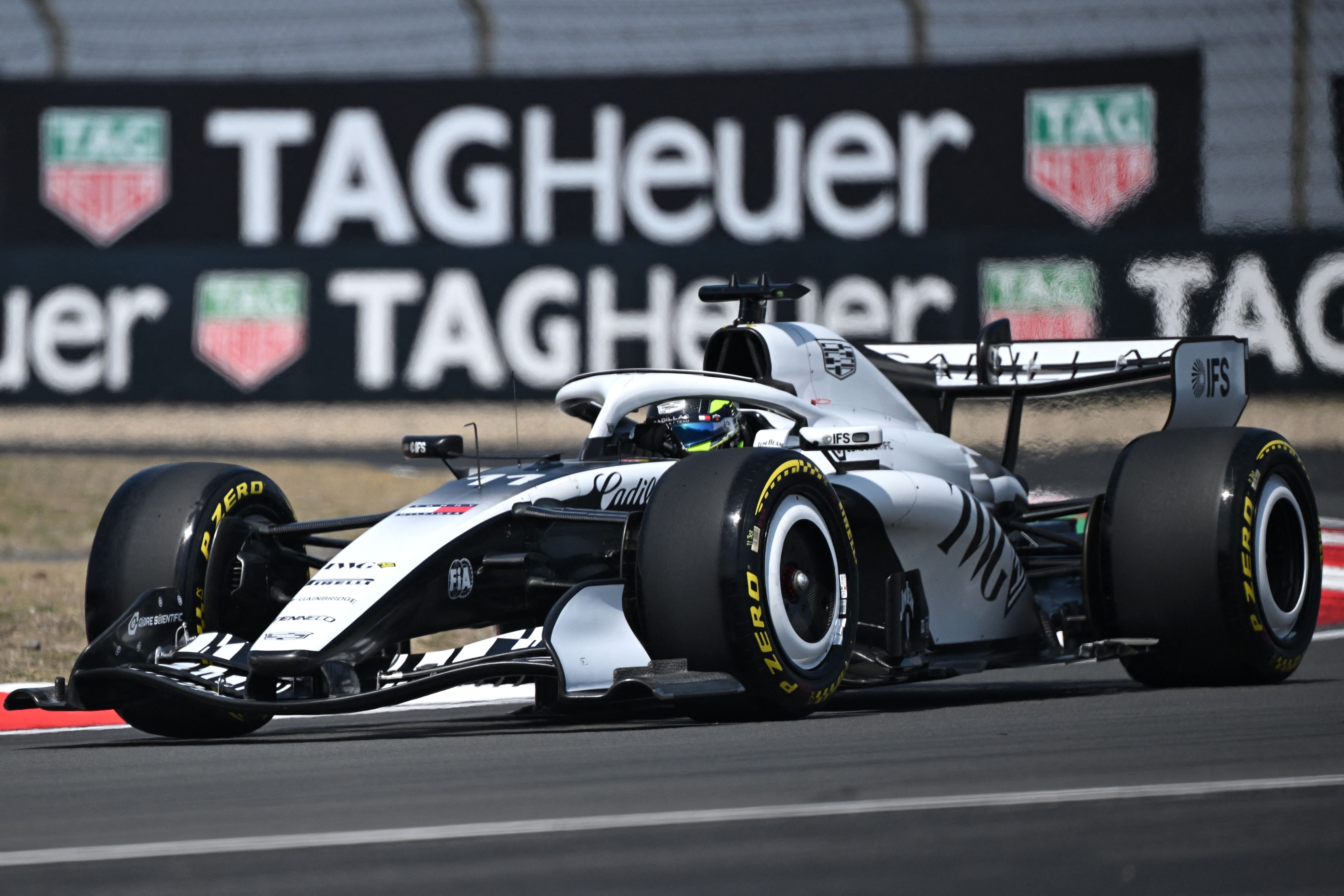 Sergio Pérez giró en la práctica, quedó último muy lejos y no protagoniza la prueba de clasificación de la sprint; Cadillac acumula dificultades.