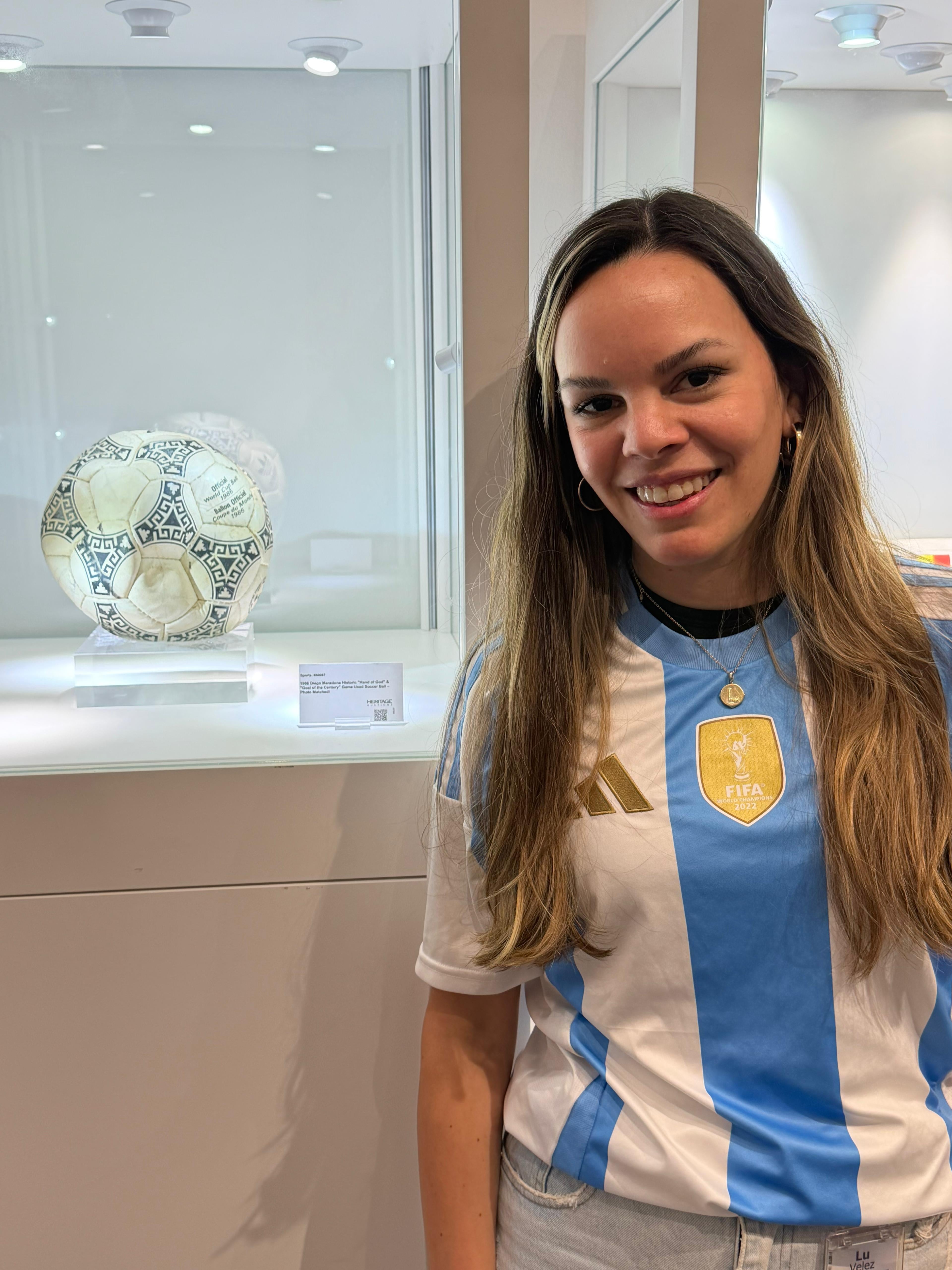 Lucrecia Vélez pidió hacerse la foto con la pelota del histórico partido en el Azteca