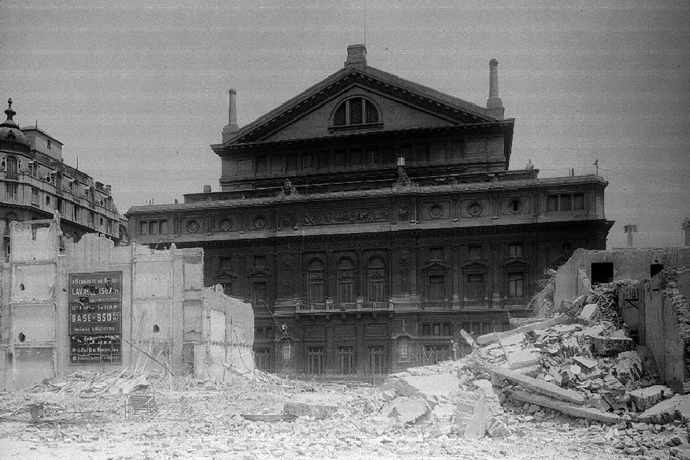 Imagen de la demolición de los edificios frente al Colón, para la construcción de la Avenida 9 de Julio