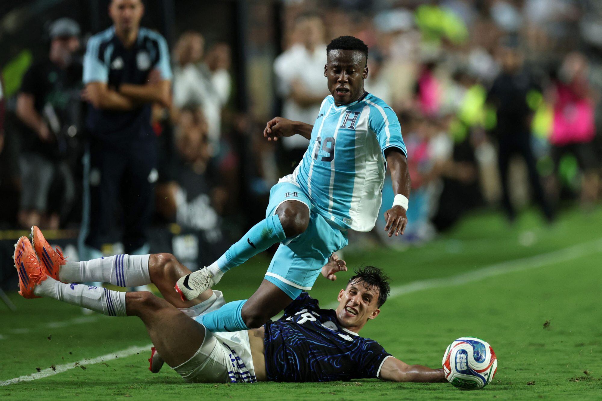 Capaldo ingresó los últimos minutos para jugar como volante por la izquierda pero terminó como defensor en ese costado; su polifucionalidad le da una chance ante Lionel Scaloni.