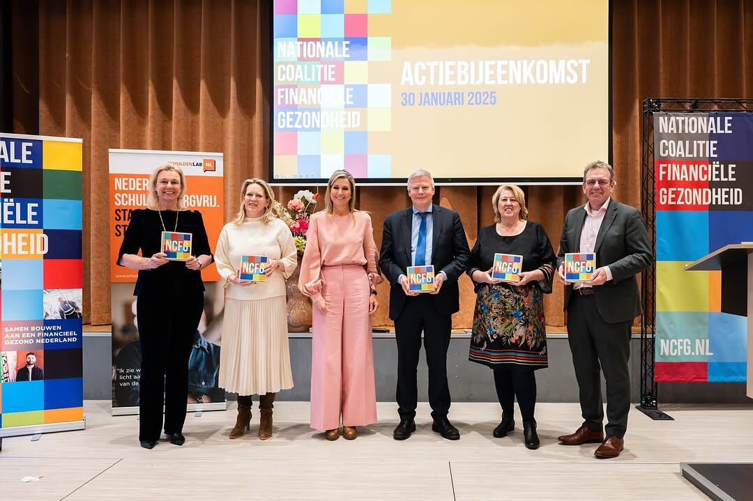 Para el día de actividades, Máxima eligió un look total pink compuesto por una blusa de gasa y un pantalón de vestir (Foto: Instagram @koninklijkhuis)