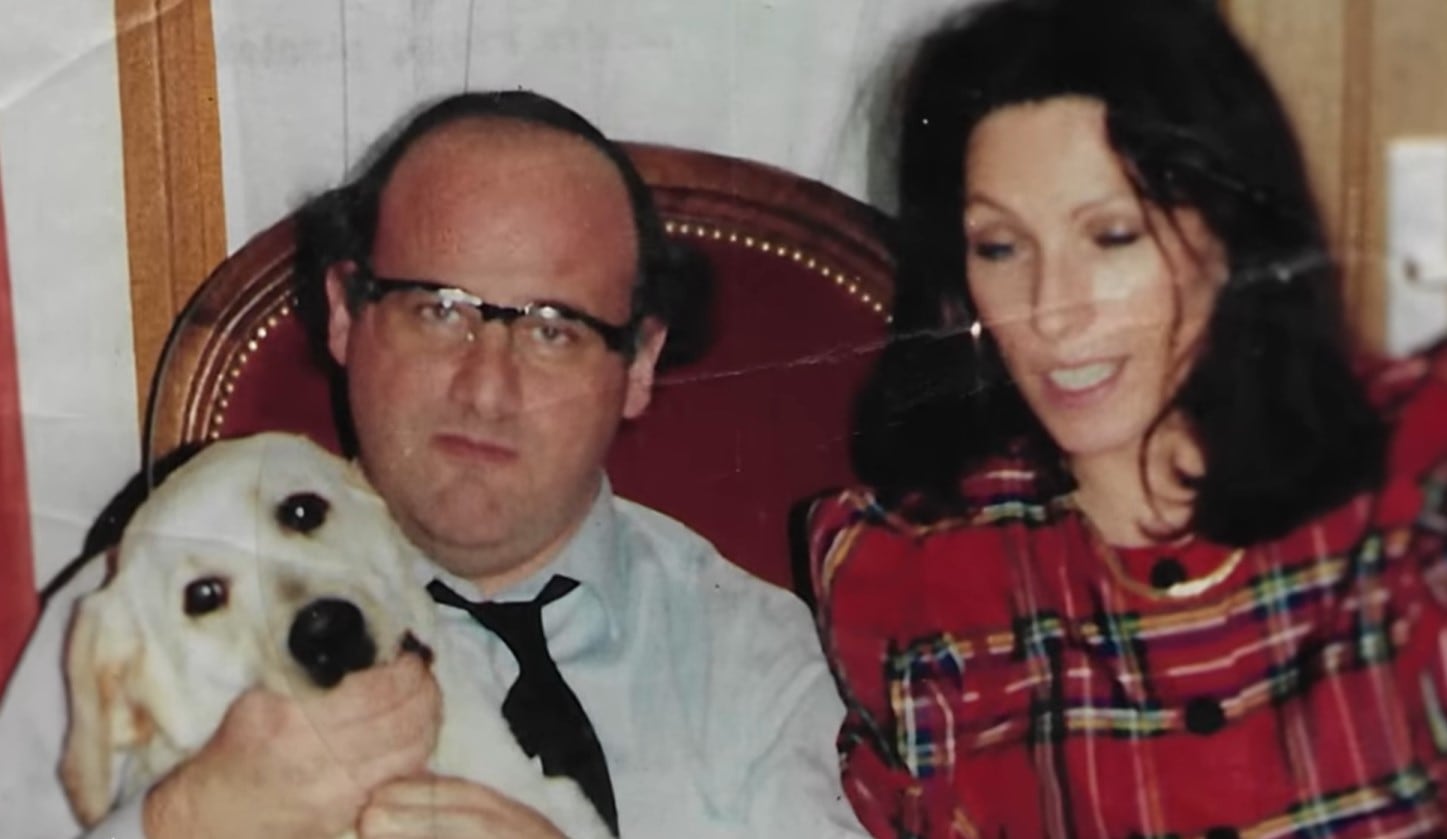 El matrimonio Romand con el perro de los padres (Foto: YouTube)