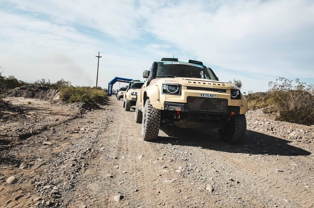Defender se convirtió en uno de los protagonistas de la temporada 2026 del Campeonato Mundial de Rally Raid (W2RC)