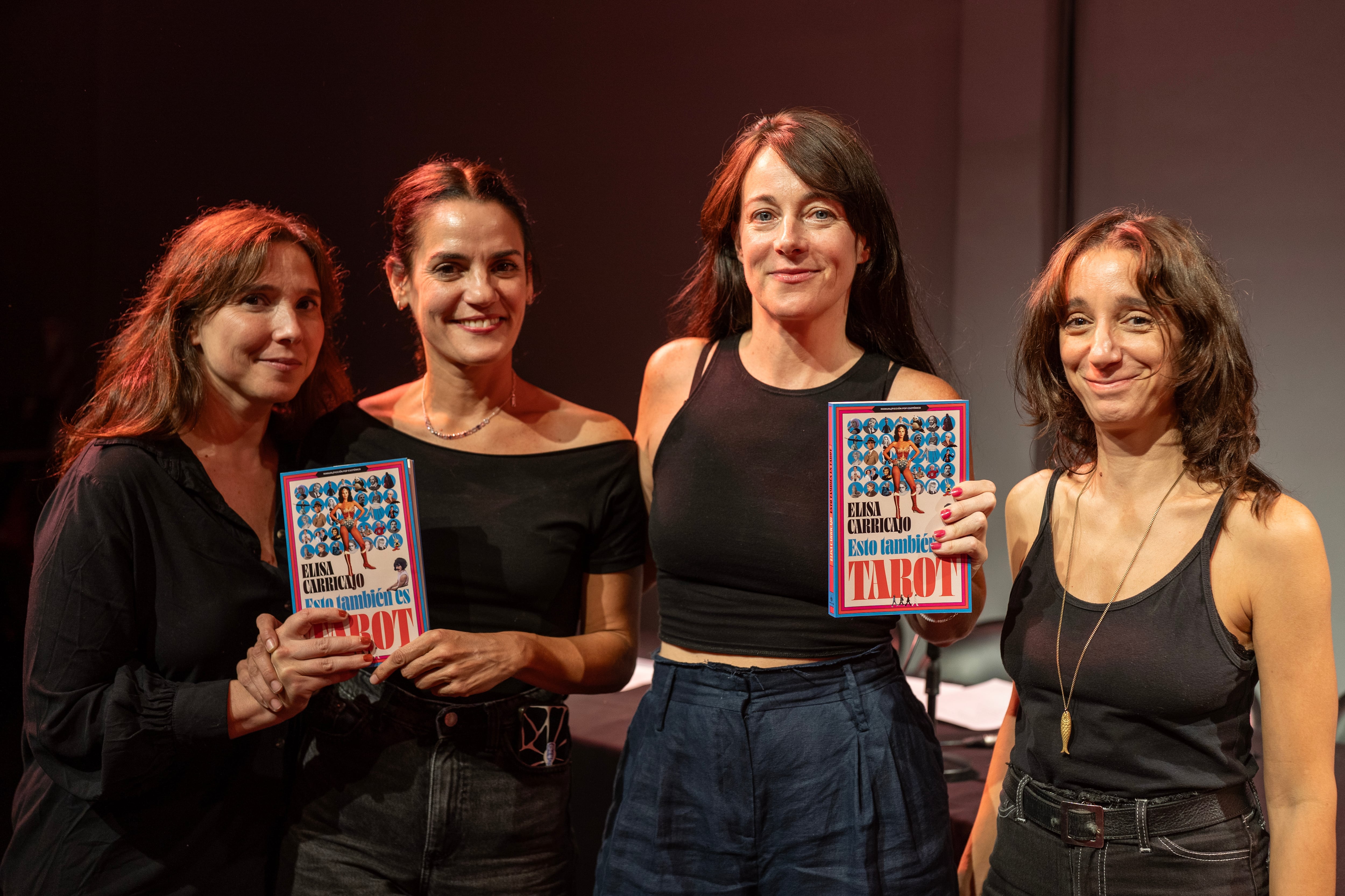 Elisa Carricajo presentó su libro con una lectura performática acompañada por sus compañeras del grupo Piel de Lava