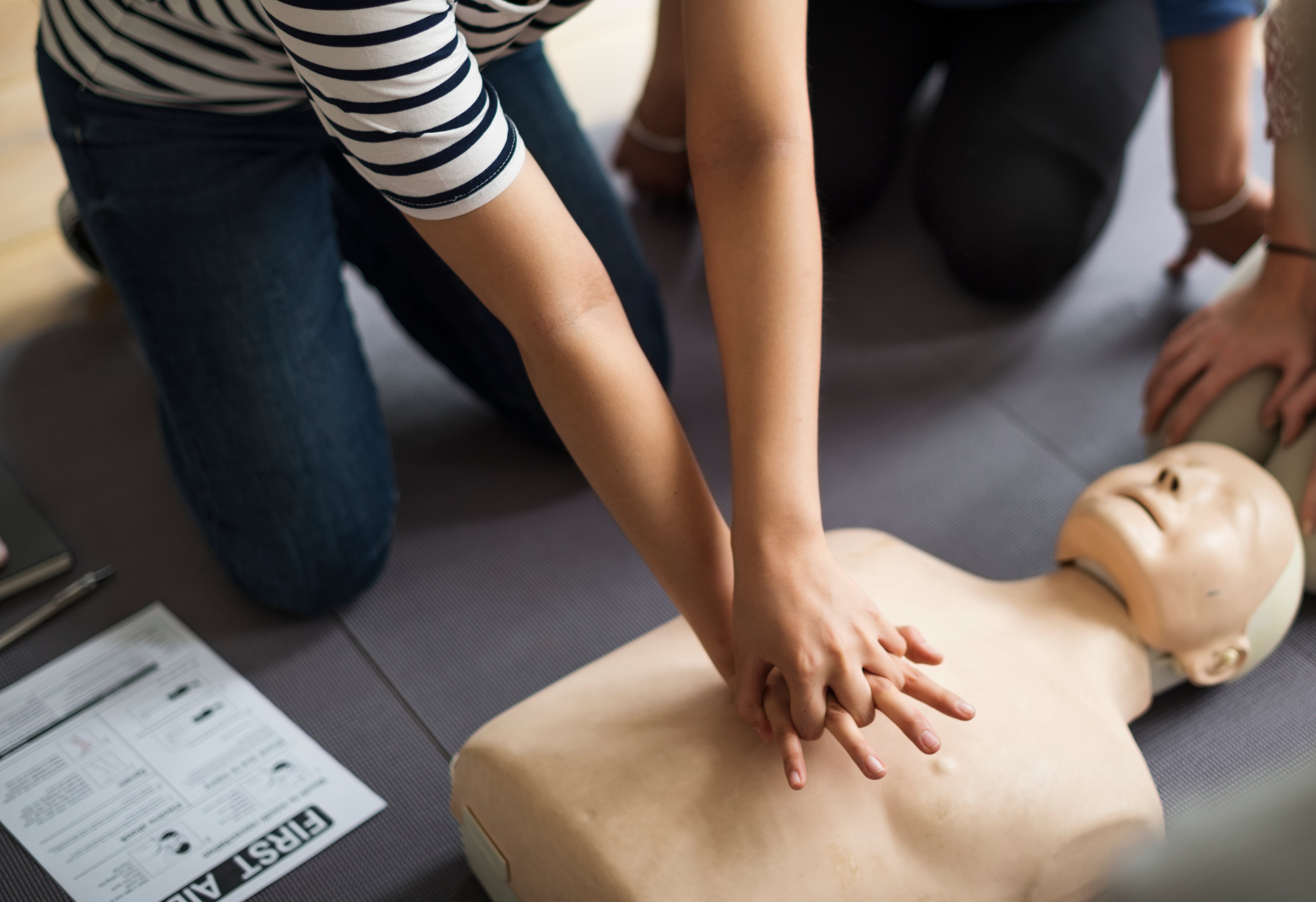Como un videojuego, pero para emergencias: crearon un simulador que enseña una técnica capaz de salvar vidas en espacios públicos