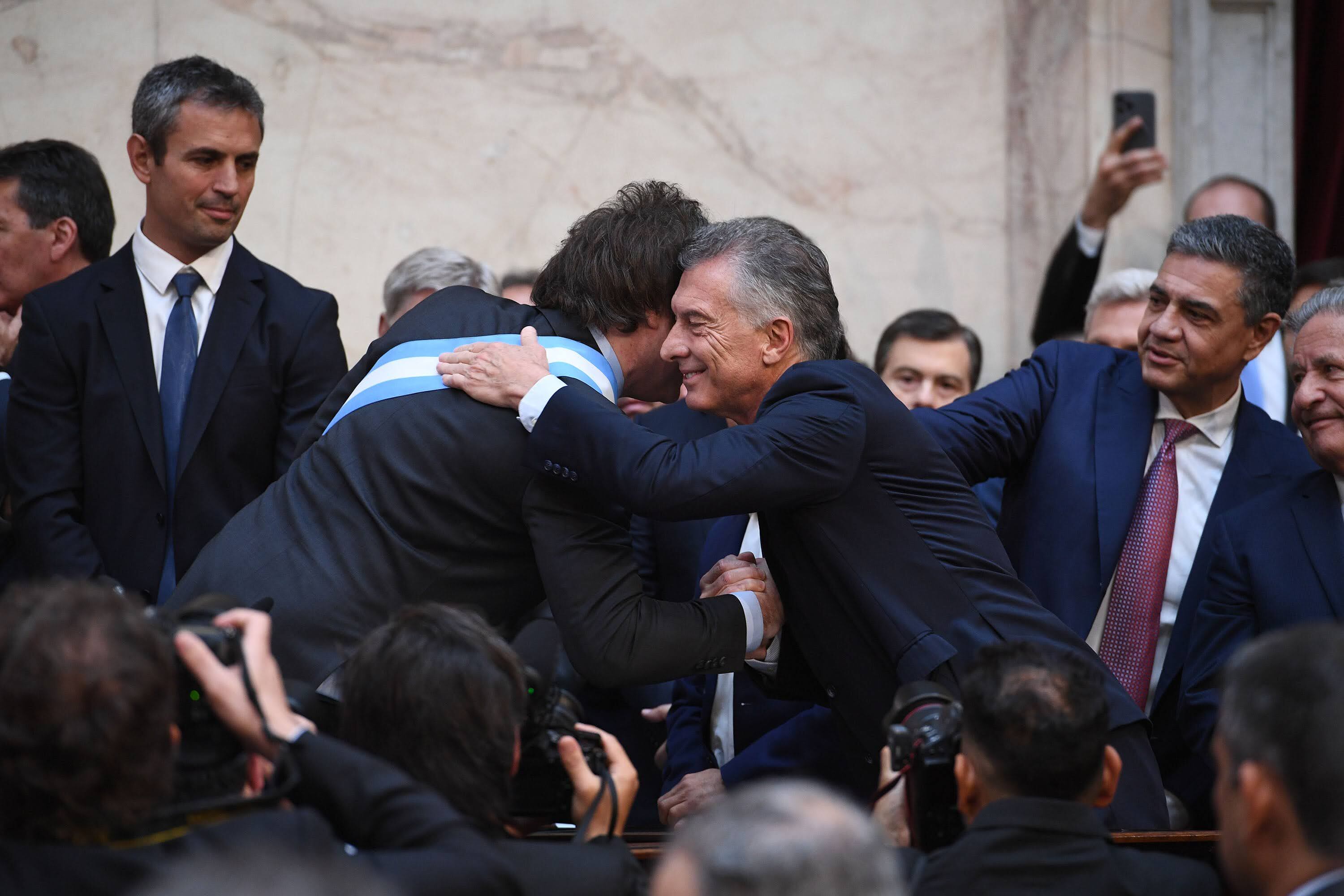 Milei saluda a Mauricio Macri después de asumir como presidente