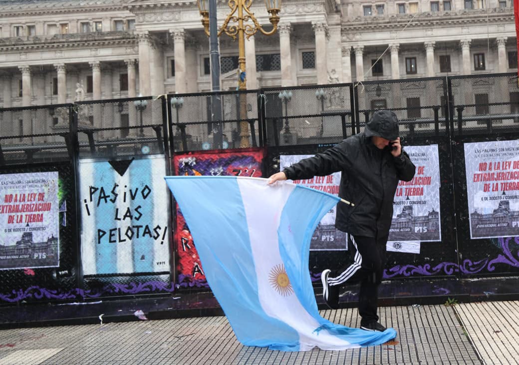 Los manifestantes llegan al Congreso para participar de la protesta
