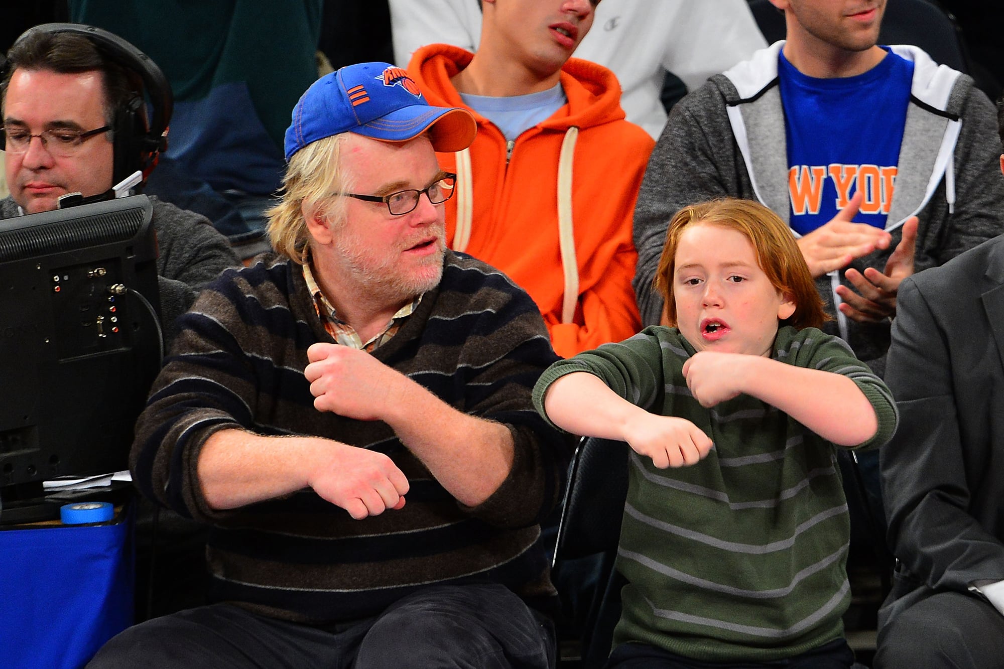 Philip Seymour Hoffman y su hijo Cooper Alexander Hoffman en un partido de la NBA en Nueva York (Foto de James Devaney/FilmMagic)