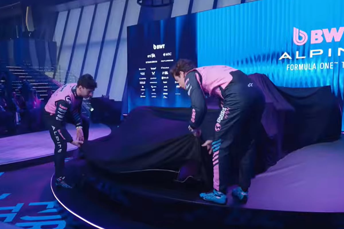 Franco Colapinto y Pierre Gasly fueron los encargados de mostrar el nuevo monoplaza de Alpine