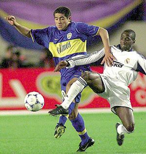 Riquelme, una vez más, se escapa del camerunés Geremi