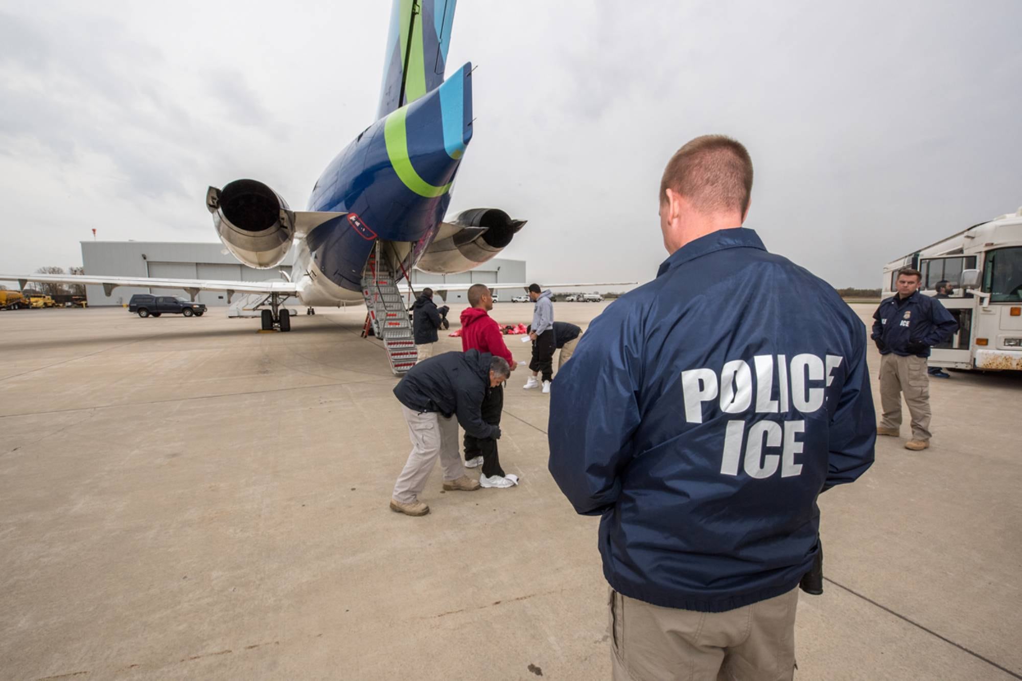 ICE Air Operations facilita el transporte aéreo de migrantes para su expulsión de EE.UU.