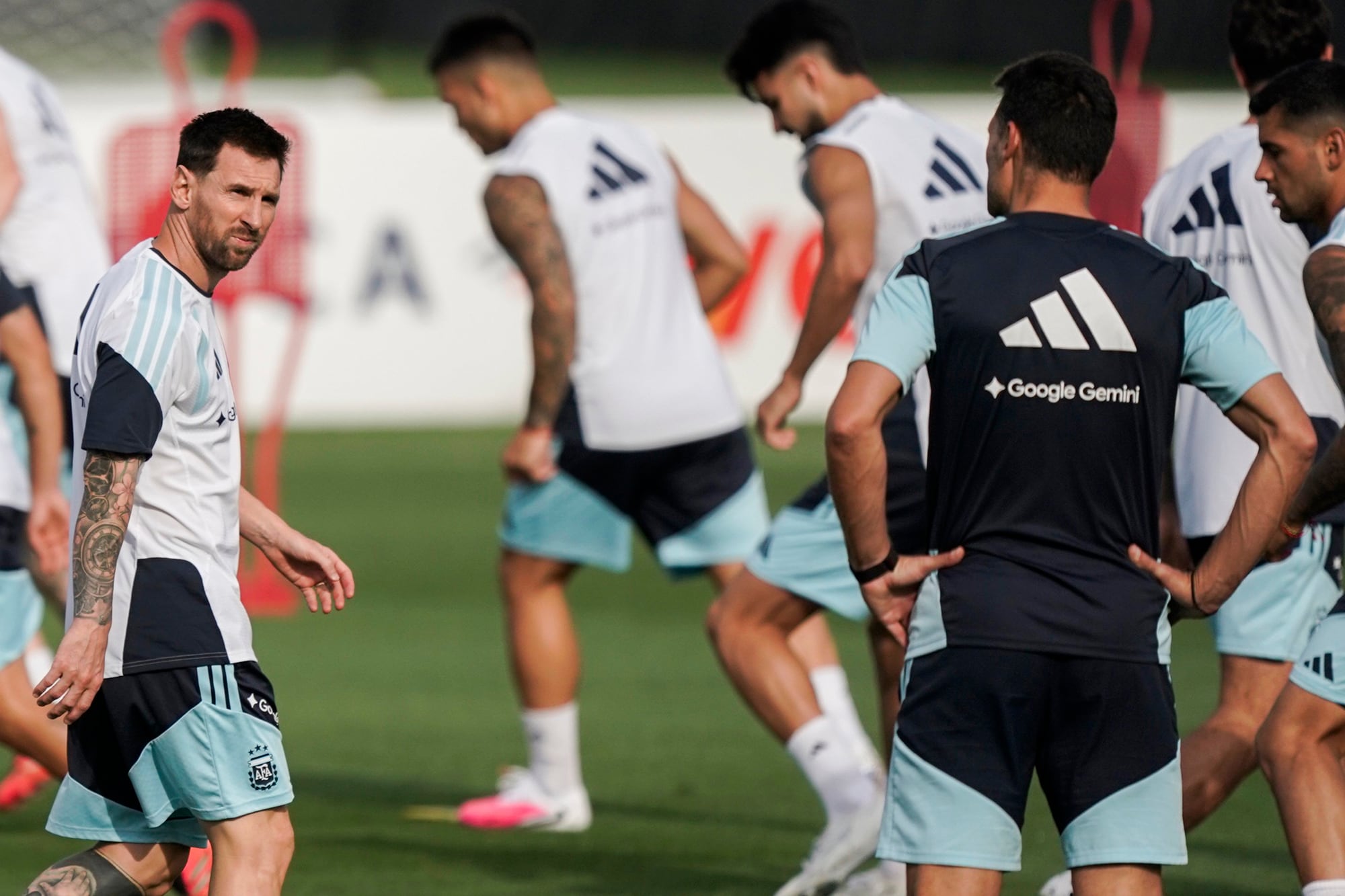 Messi se entrenó en Kansas City tras el comunicado de su familia por el estado de salud de Jorge, su padre 6 Tras una mañana cargada de rumores, Lionel Messi se entrenó este jueves con la selección argentina en el complejo Compass Minerals de Kansas City