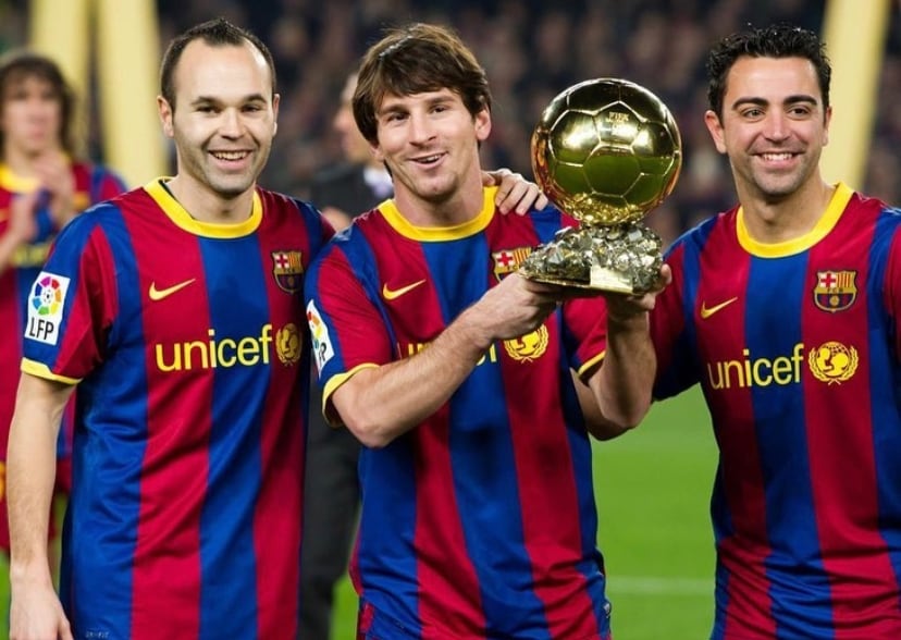 La segunda foto compartida por Iniesta sobre el momento en que Messi recibe el Balón de Oro en un podio que integraban también él y Xavi. Crédito: Instagram