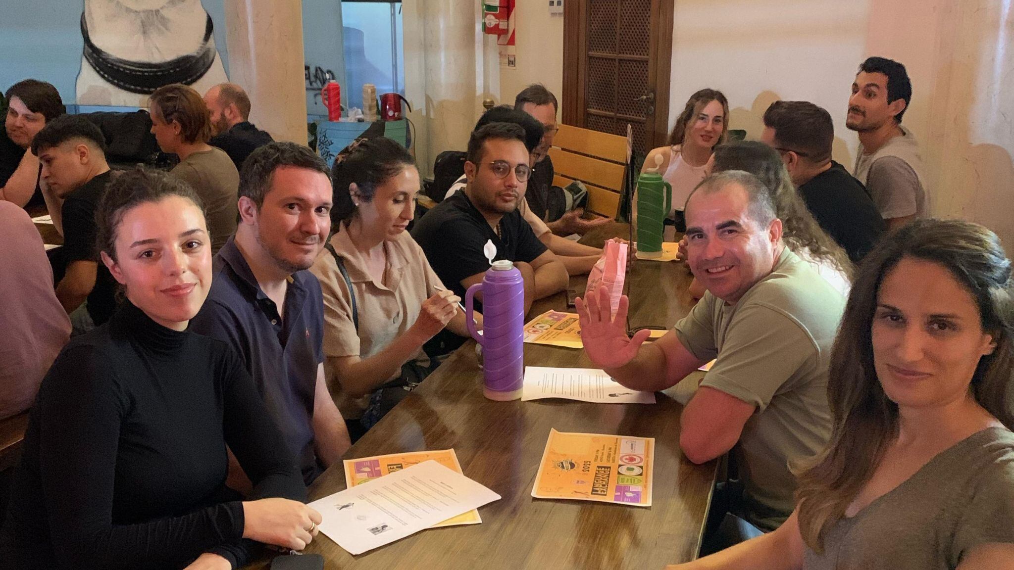 El mate, emblema argentino de la amistad, no solo da nombre al club: es parte central de la experiencia que reúne a extranjeros y argentinos para practicar conversar en un idioma distinto al nativo y así mejorar la fluidez de expresarse en inglés, castellano y portugués