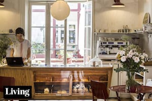 Reciclaron una propiedad histórica para vivir, y terminaron abriendo un café y un local deco encantadores