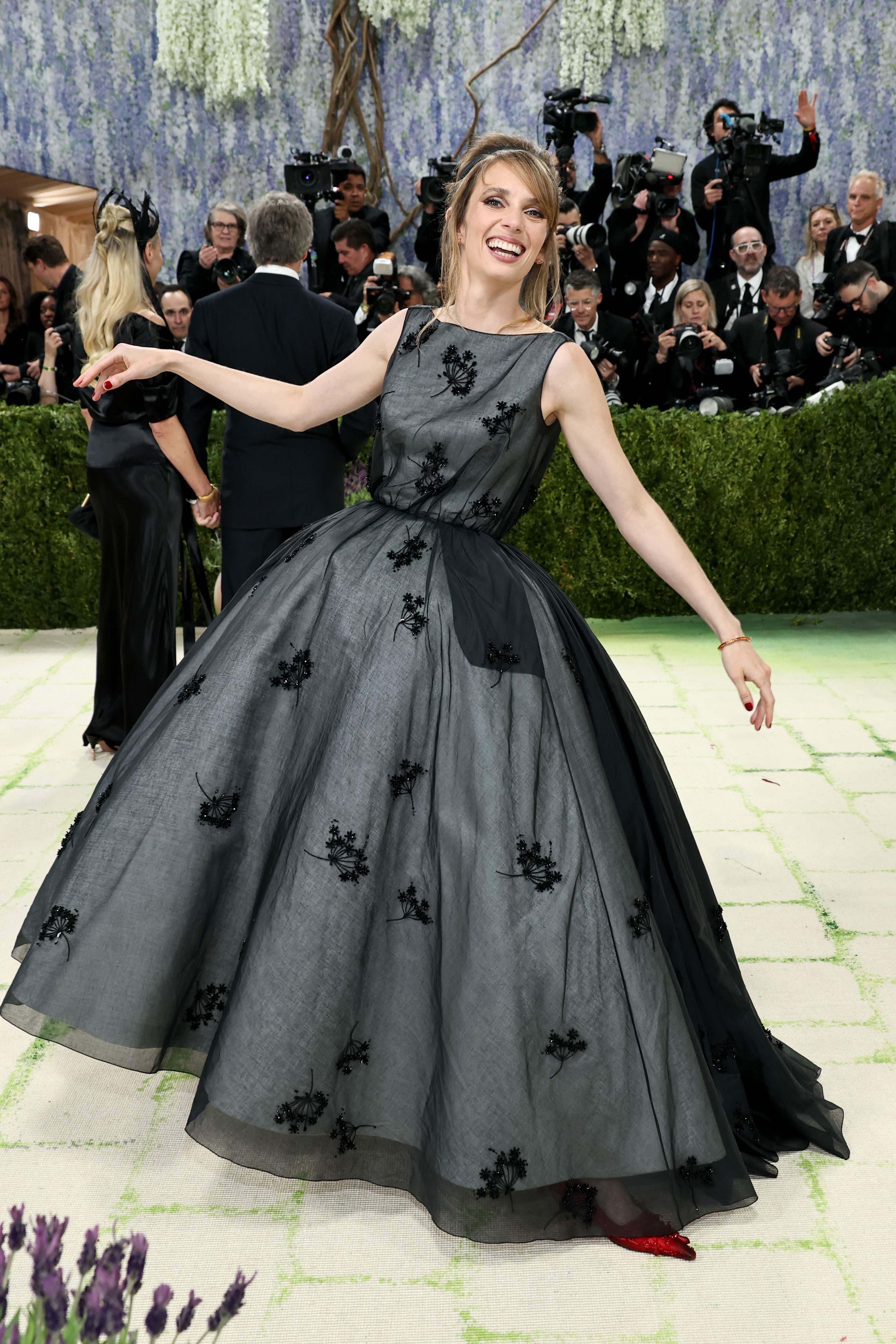 Un vestido gris adornado con ramos de flores negras de Prada fue la elección de Maya Hawke para esta gala neoyorkina. La actriz complementó su look con stilettos rojos