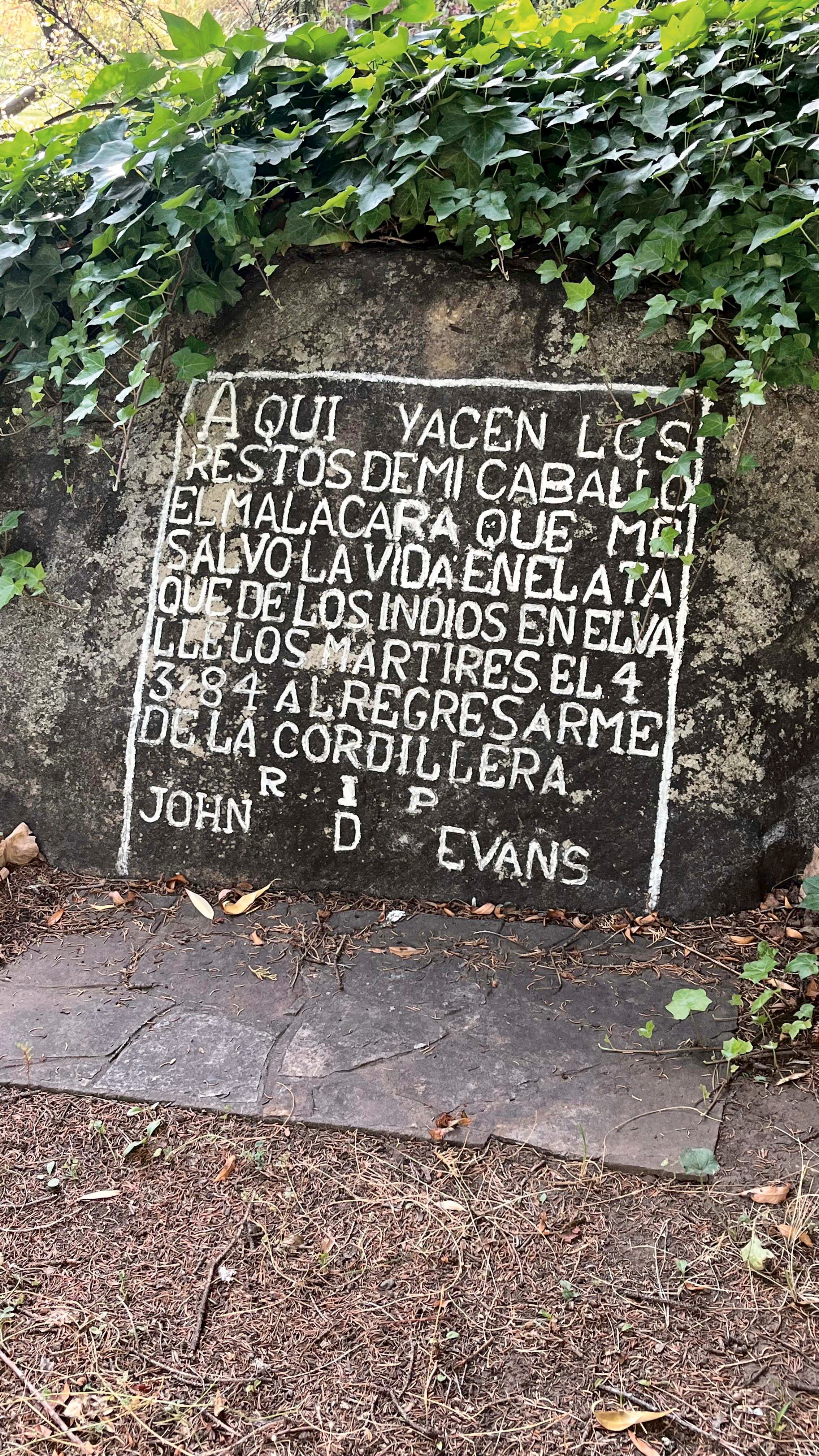 Tumba del caballo Malacara, que salvó la vida de Evans en 1884, razón por la que el galés lo enterró en el parque de su casa