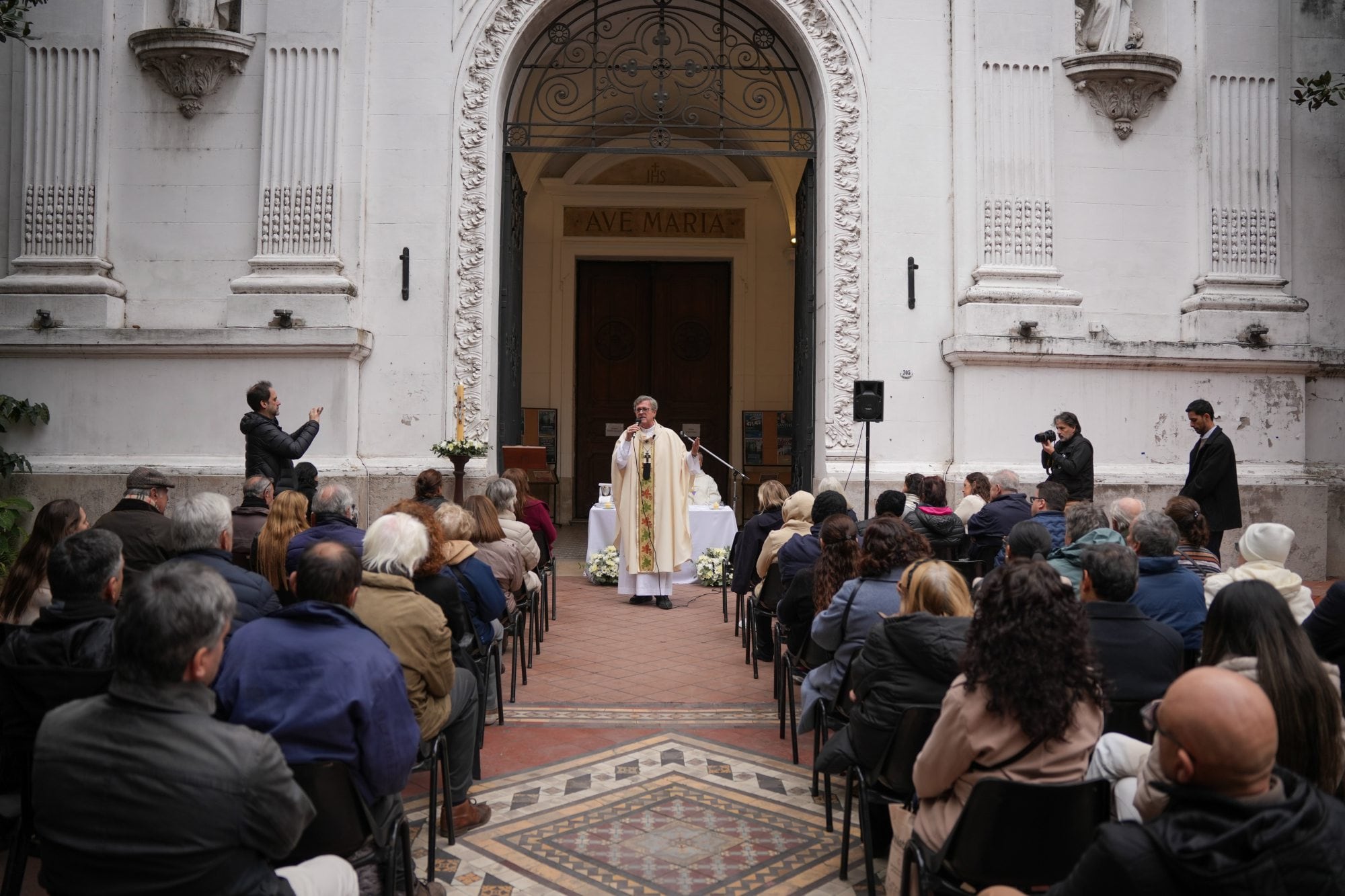 Las rajaduras detectadas en el interior del templo reavivaron el debate por nuevas construcciones en la manzana